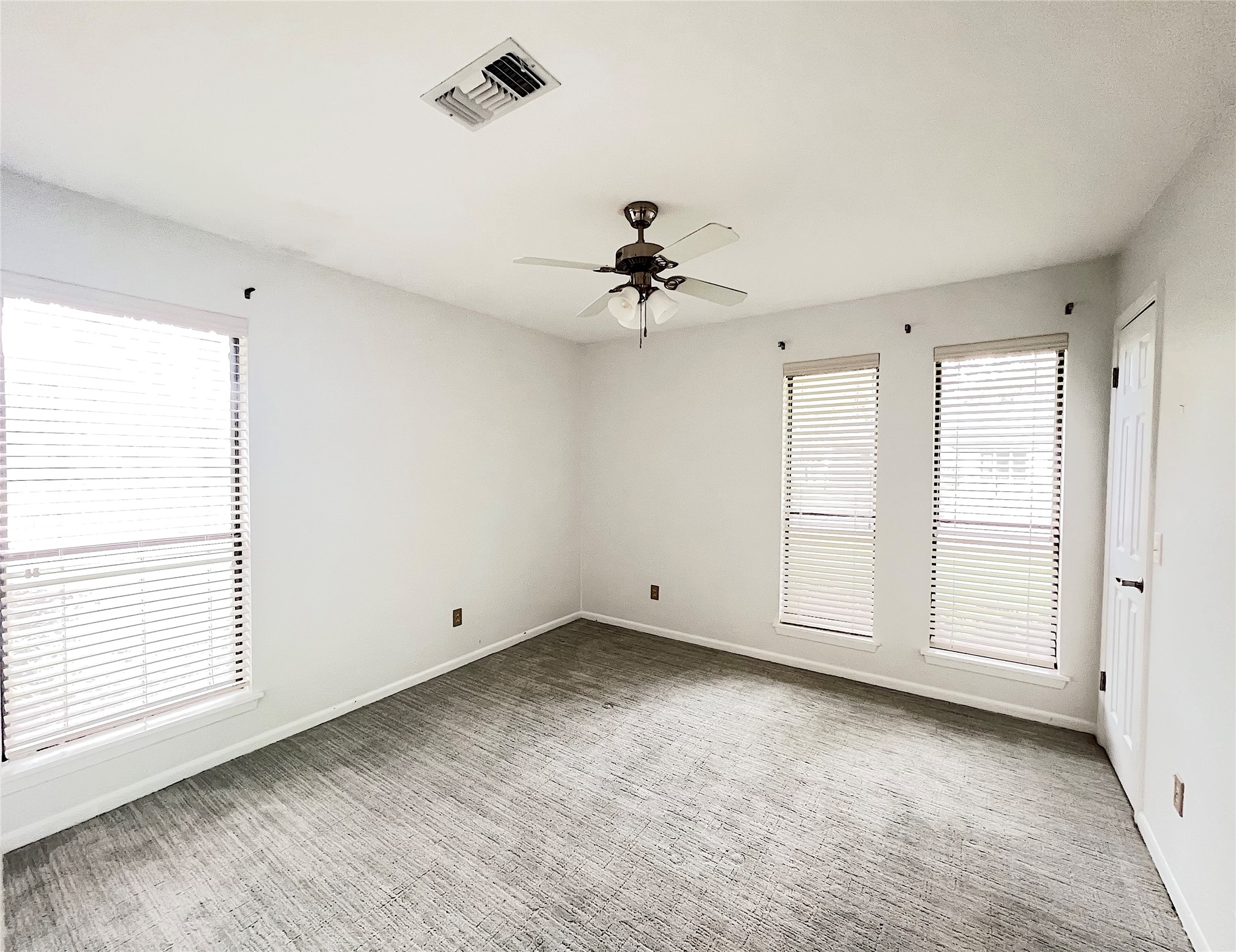 2902 Willow Creek Drive Property Photo 17