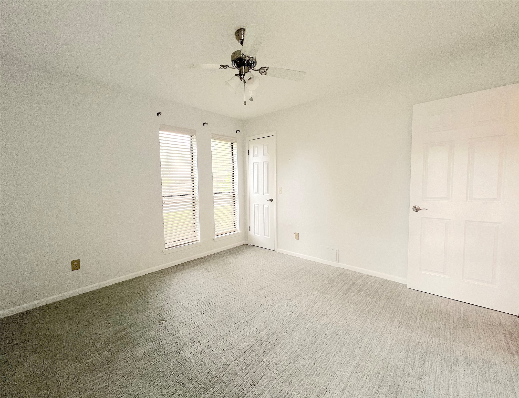 2902 Willow Creek Drive Property Photo 18