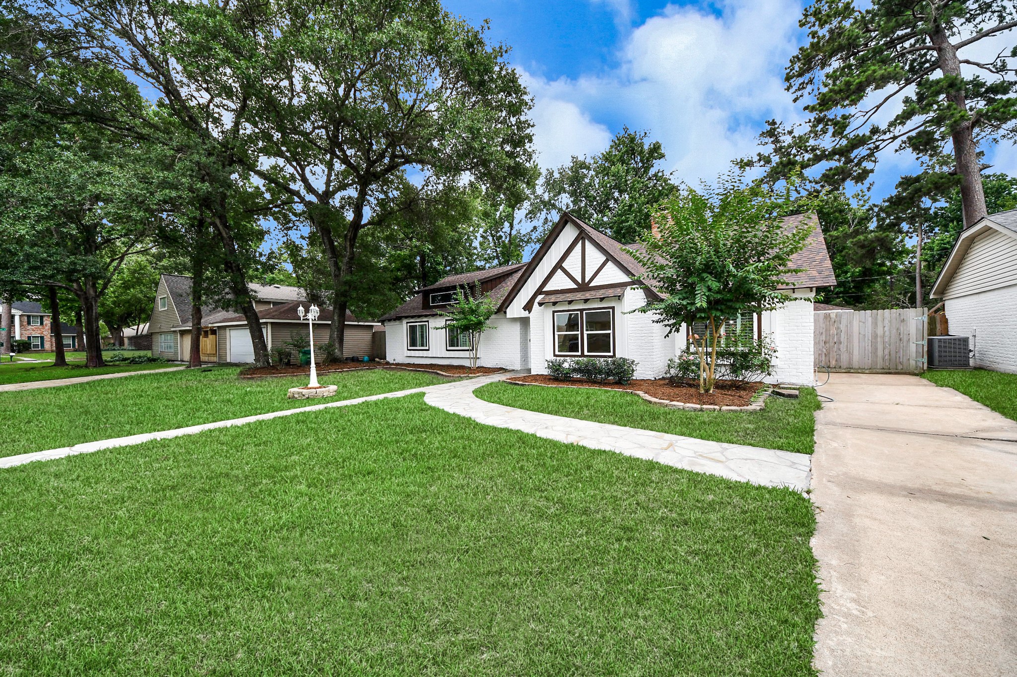 25511 Many Oak Drive Property Photo 1
