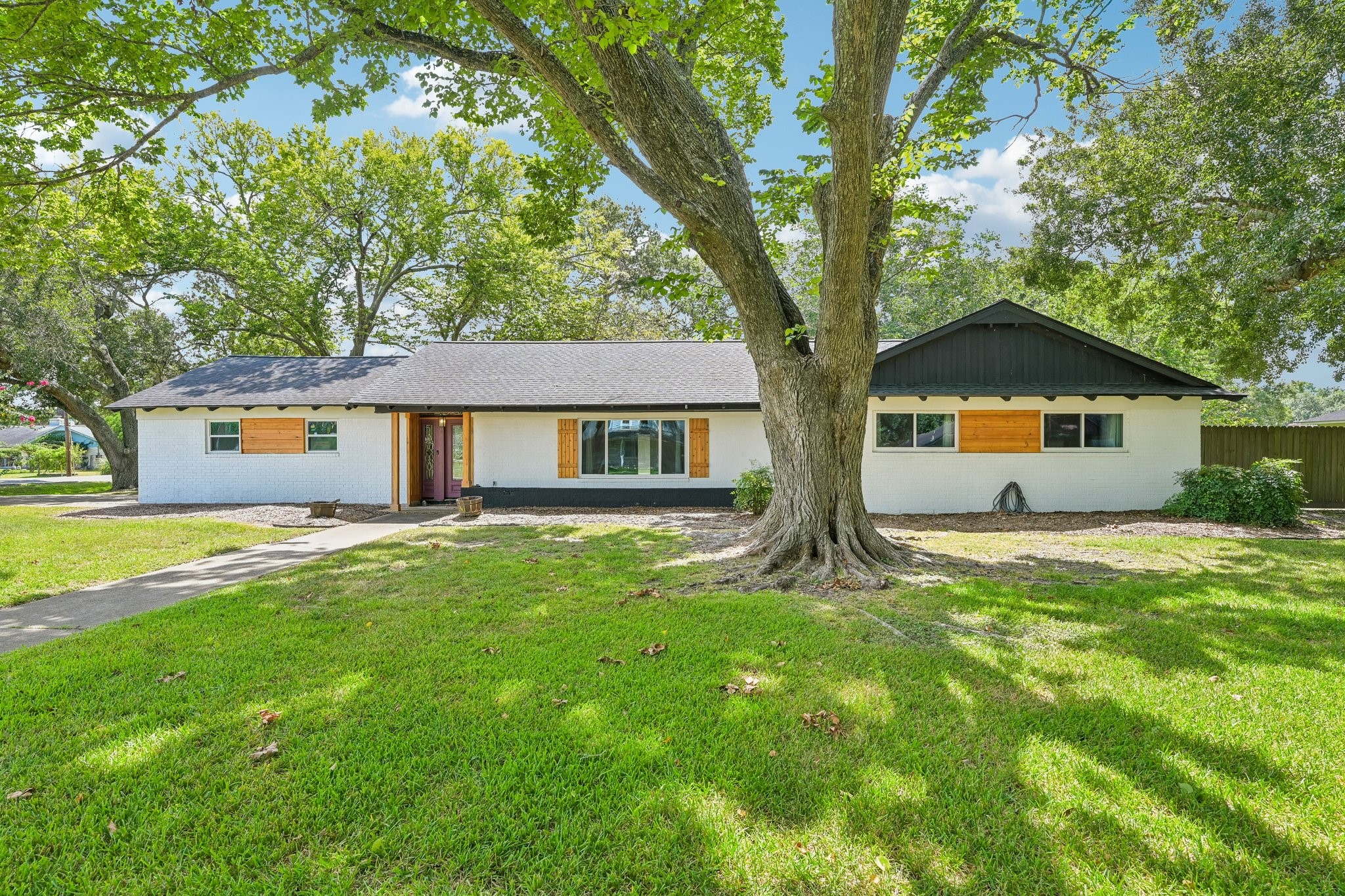 101 W Larkspur Drive Property Photo