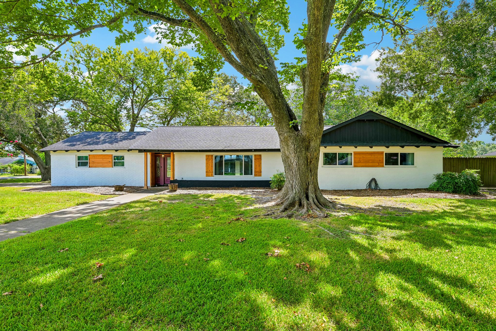 101 W Larkspur Drive Property Photo 1