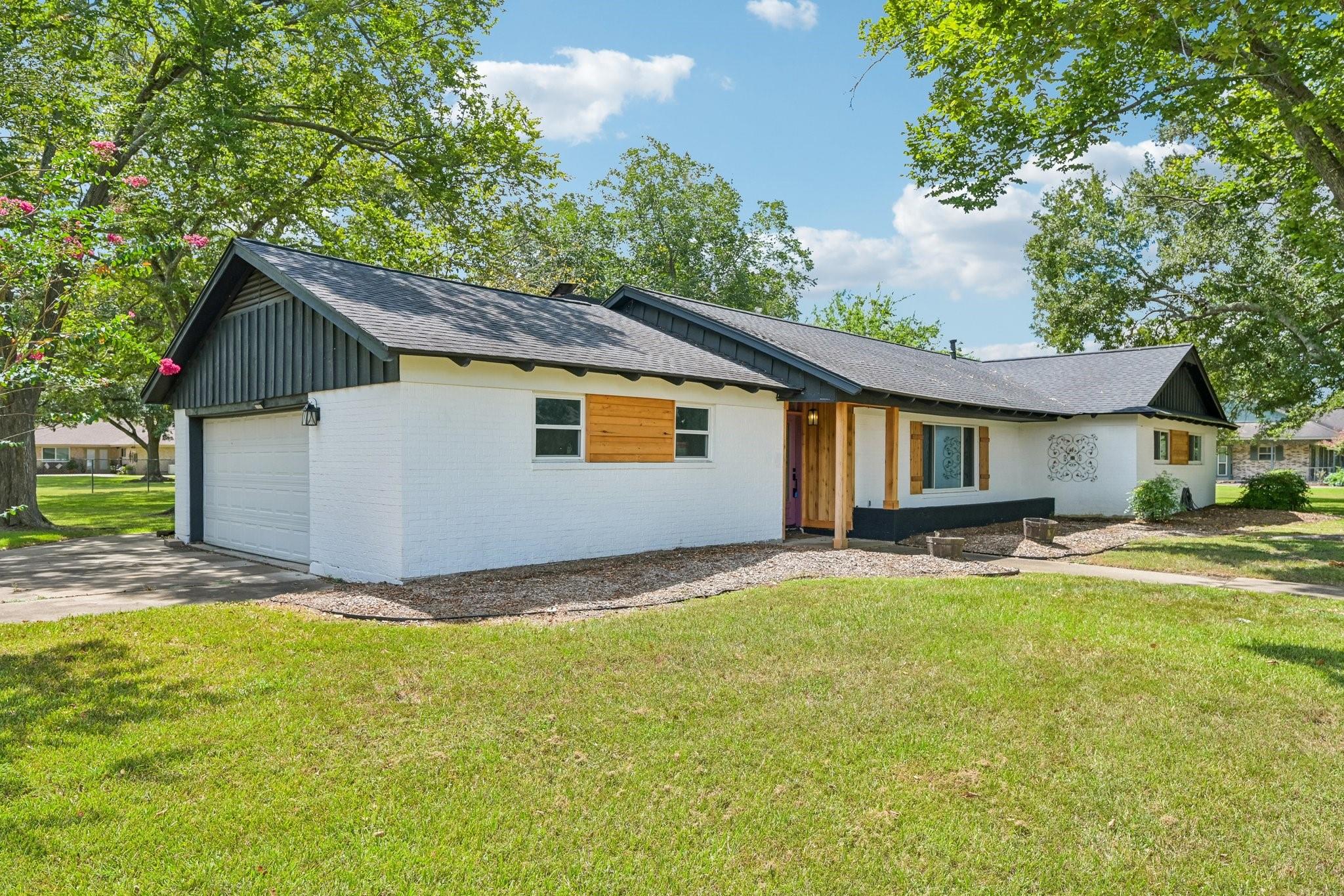 101 W Larkspur Drive, Alvin Tx 77511 Property Photo 2