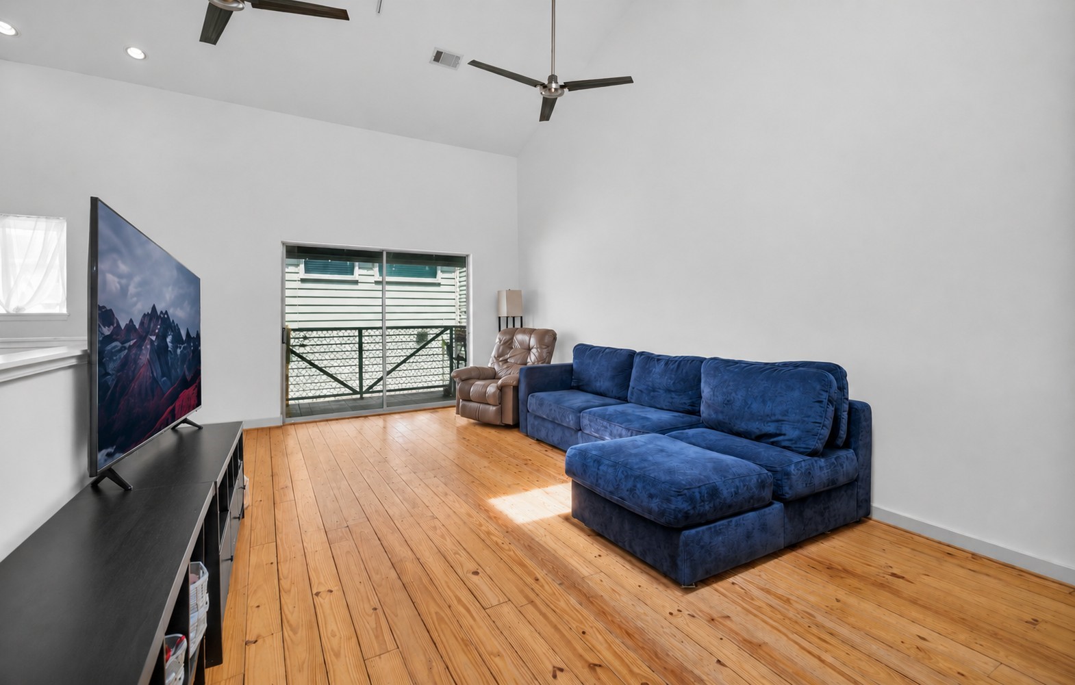 708 Ruthven Street Property Photo 6