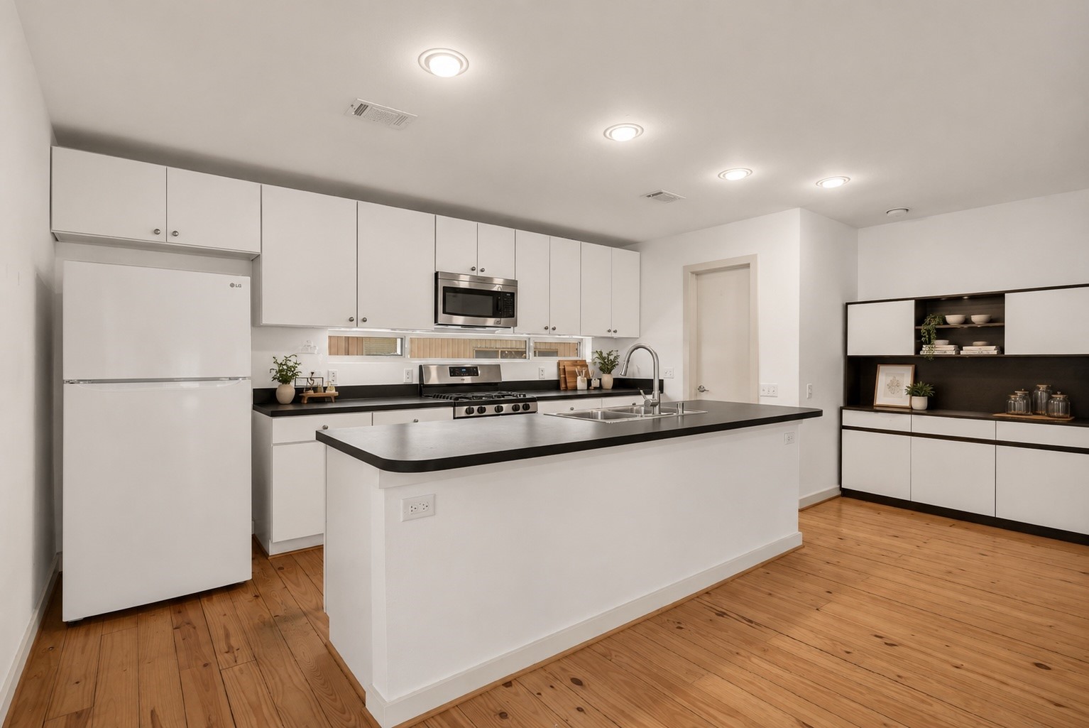 708 Ruthven Street Property Photo 8