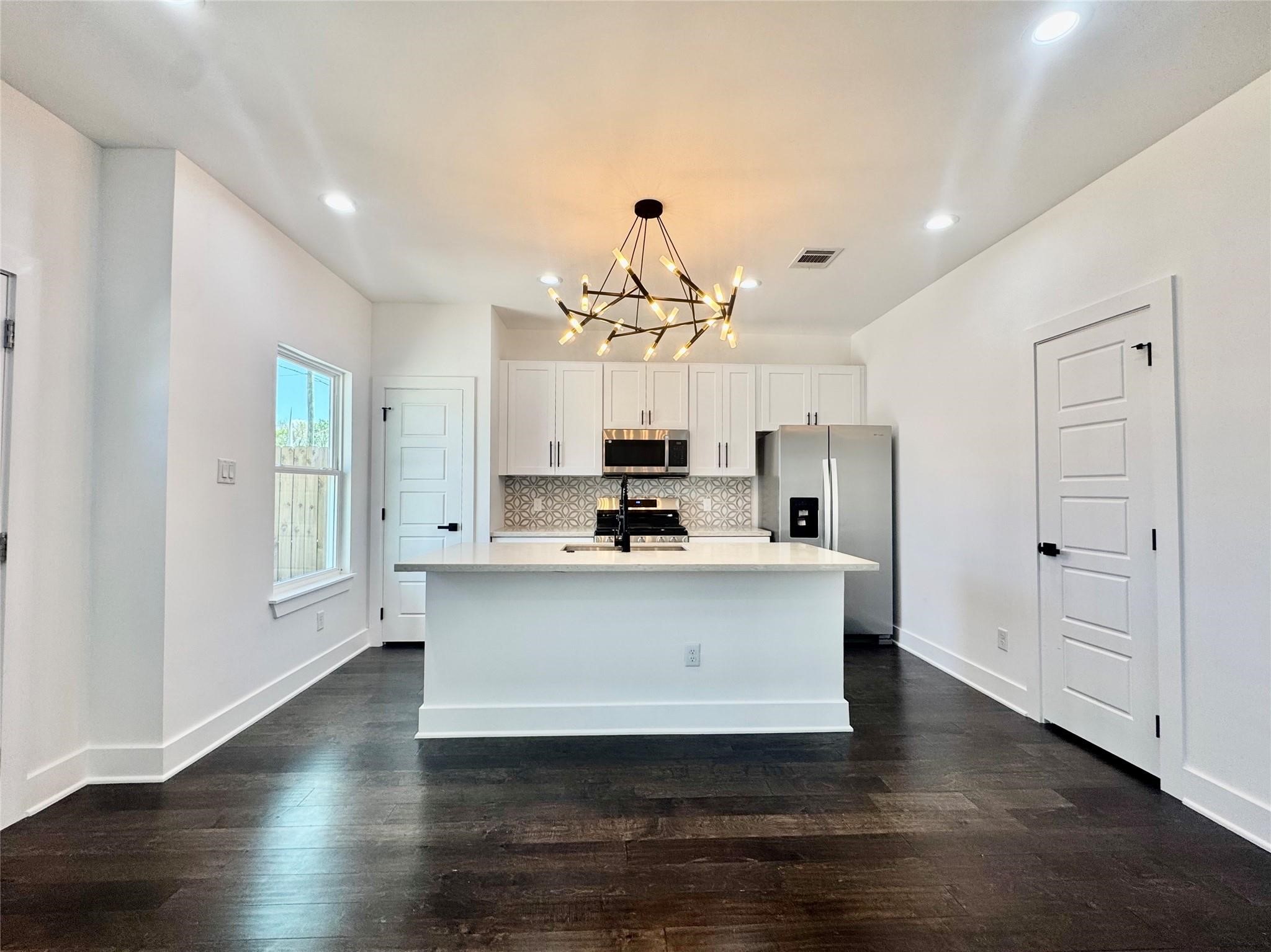 6928 Paris Property Photo 4
