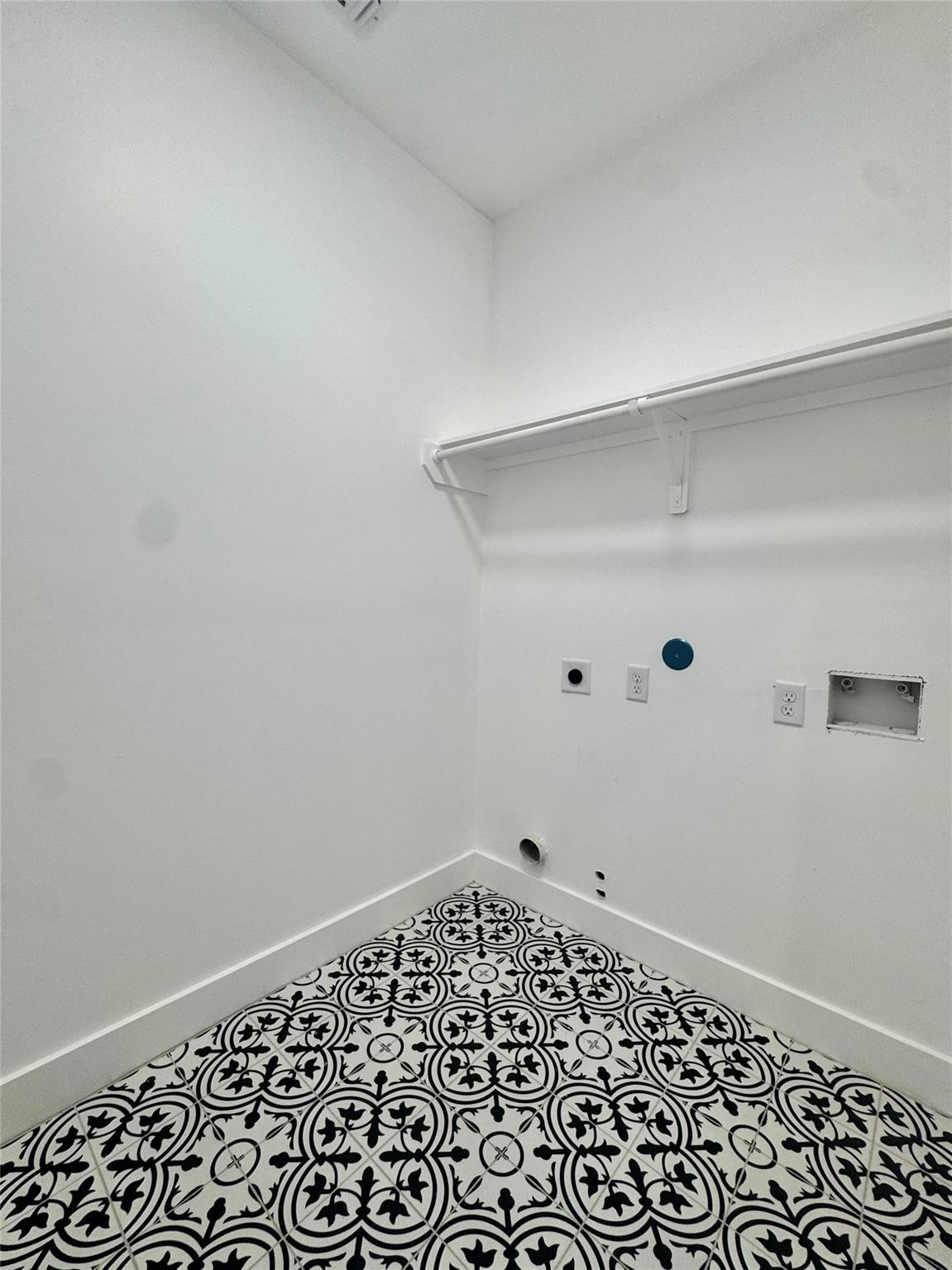 6928 Paris Property Photo 17