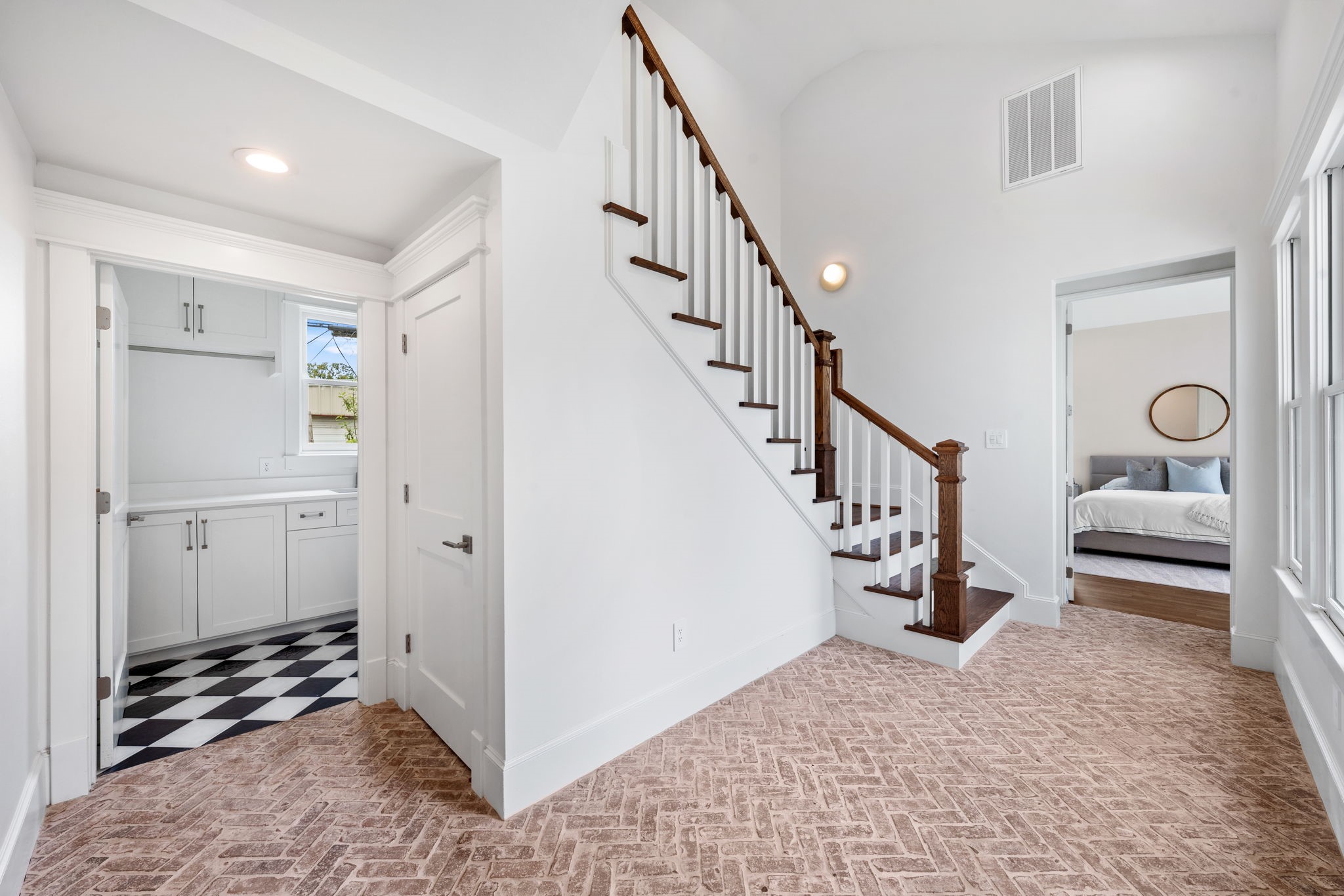 2019 Chantilly Lane Property Photo 9