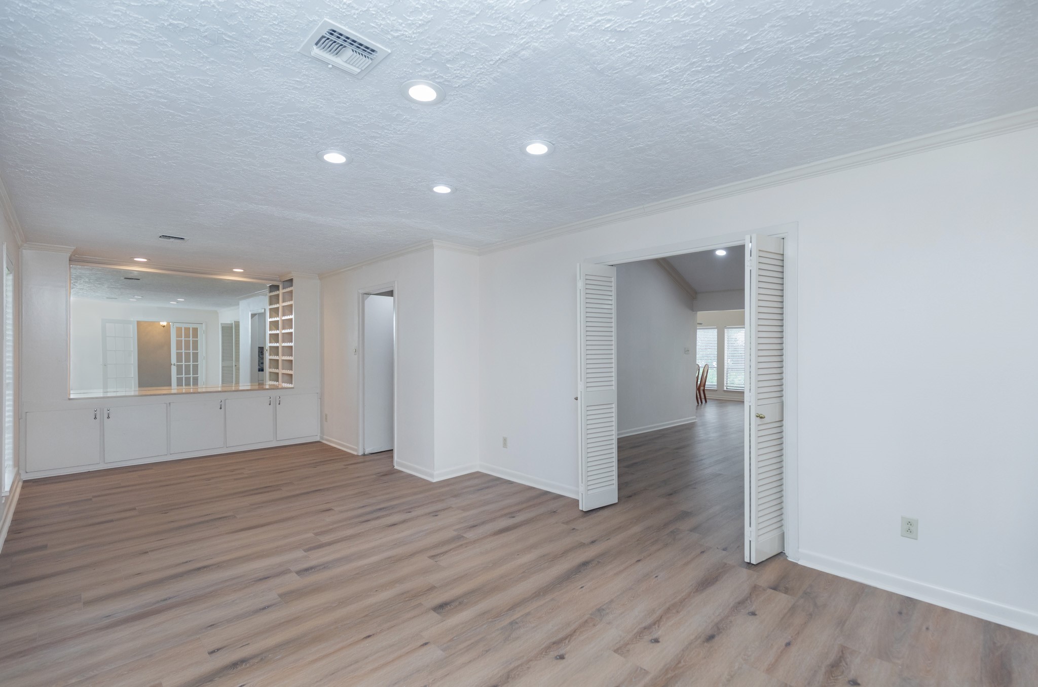 921 Victoria Drive Property Photo 9