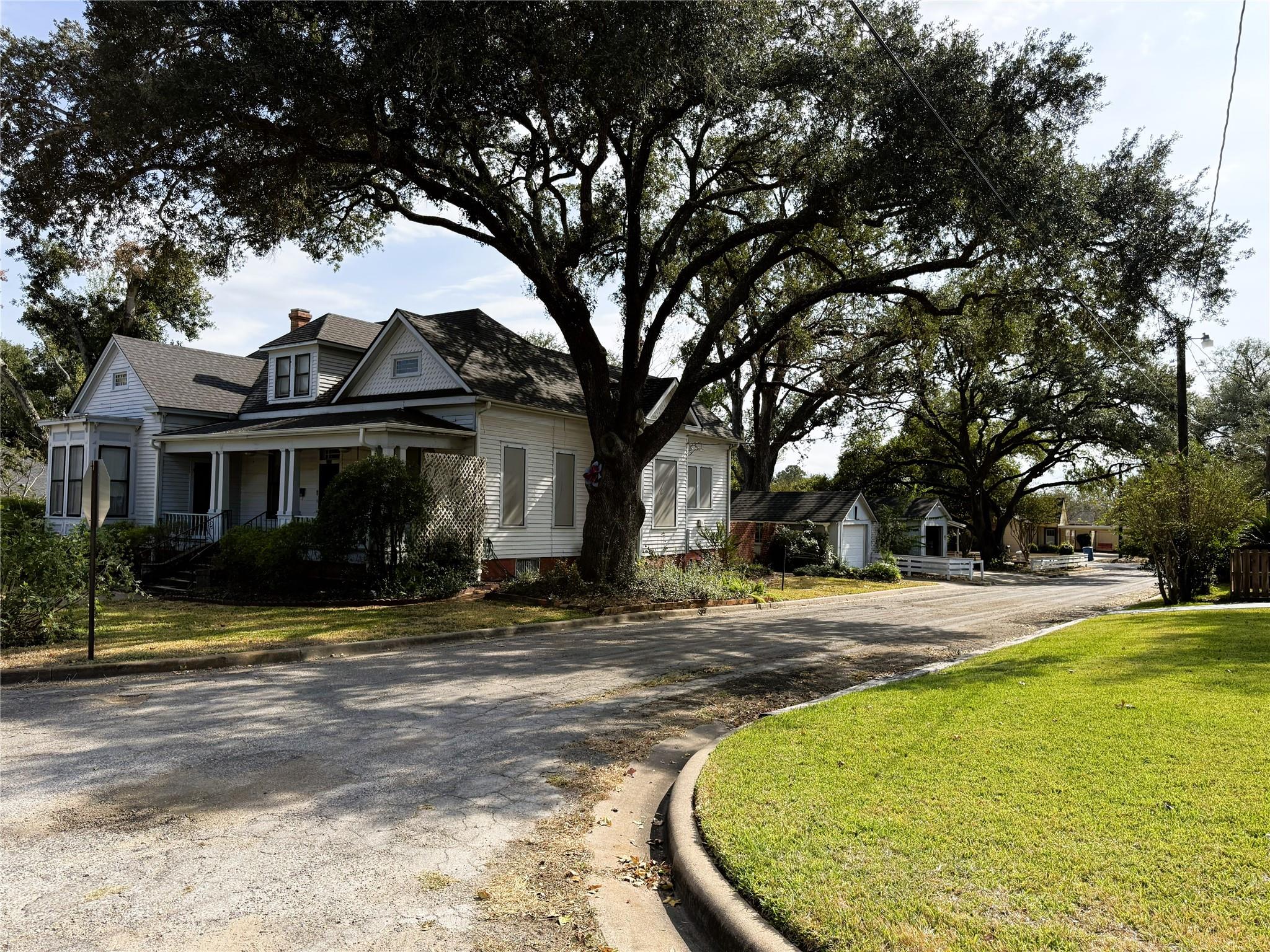 303 E Austin Street E, Bellville Tx 77418 Property Photo 3