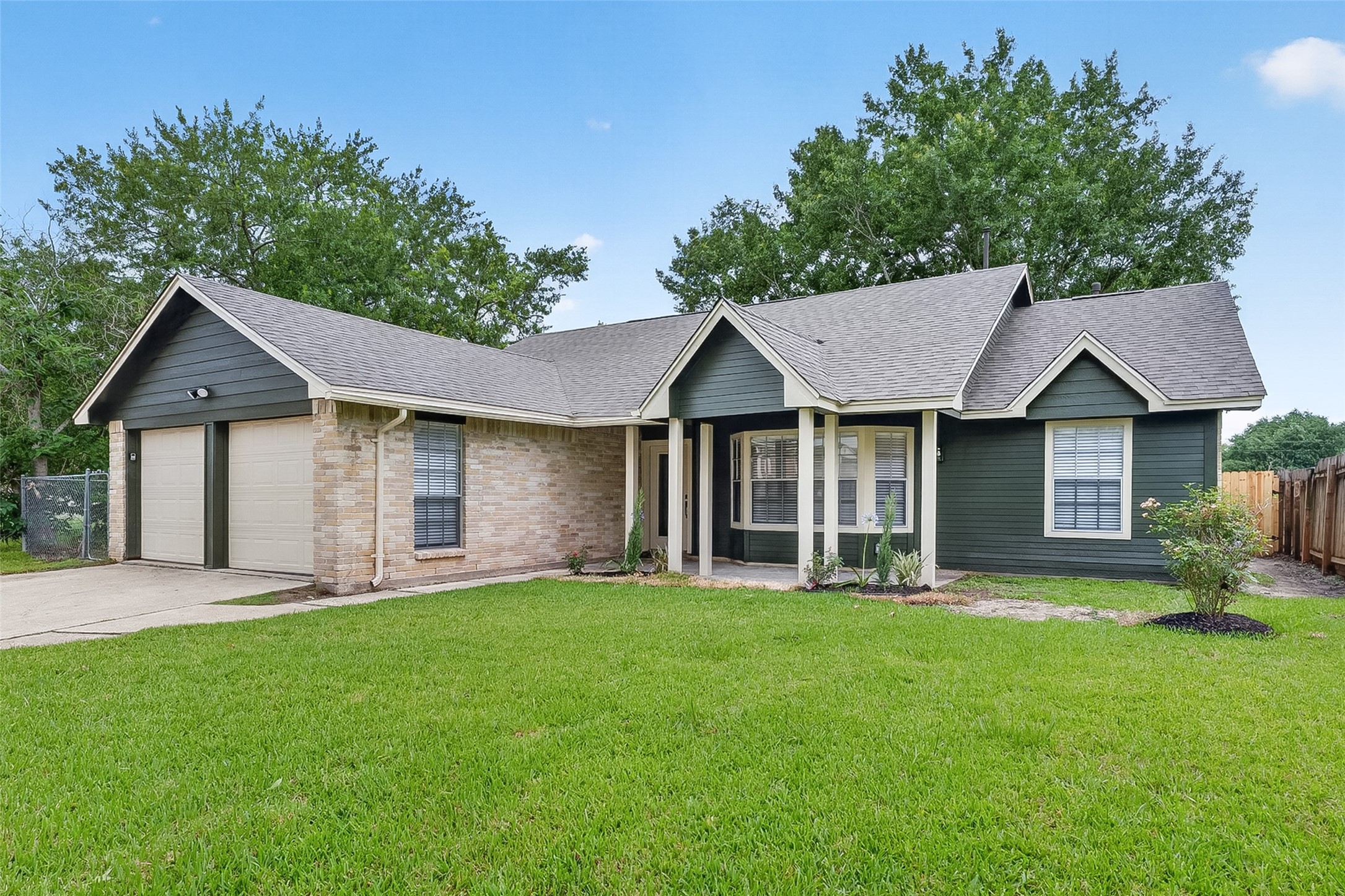 1011 Memorial Glen Drive Property Photo 1