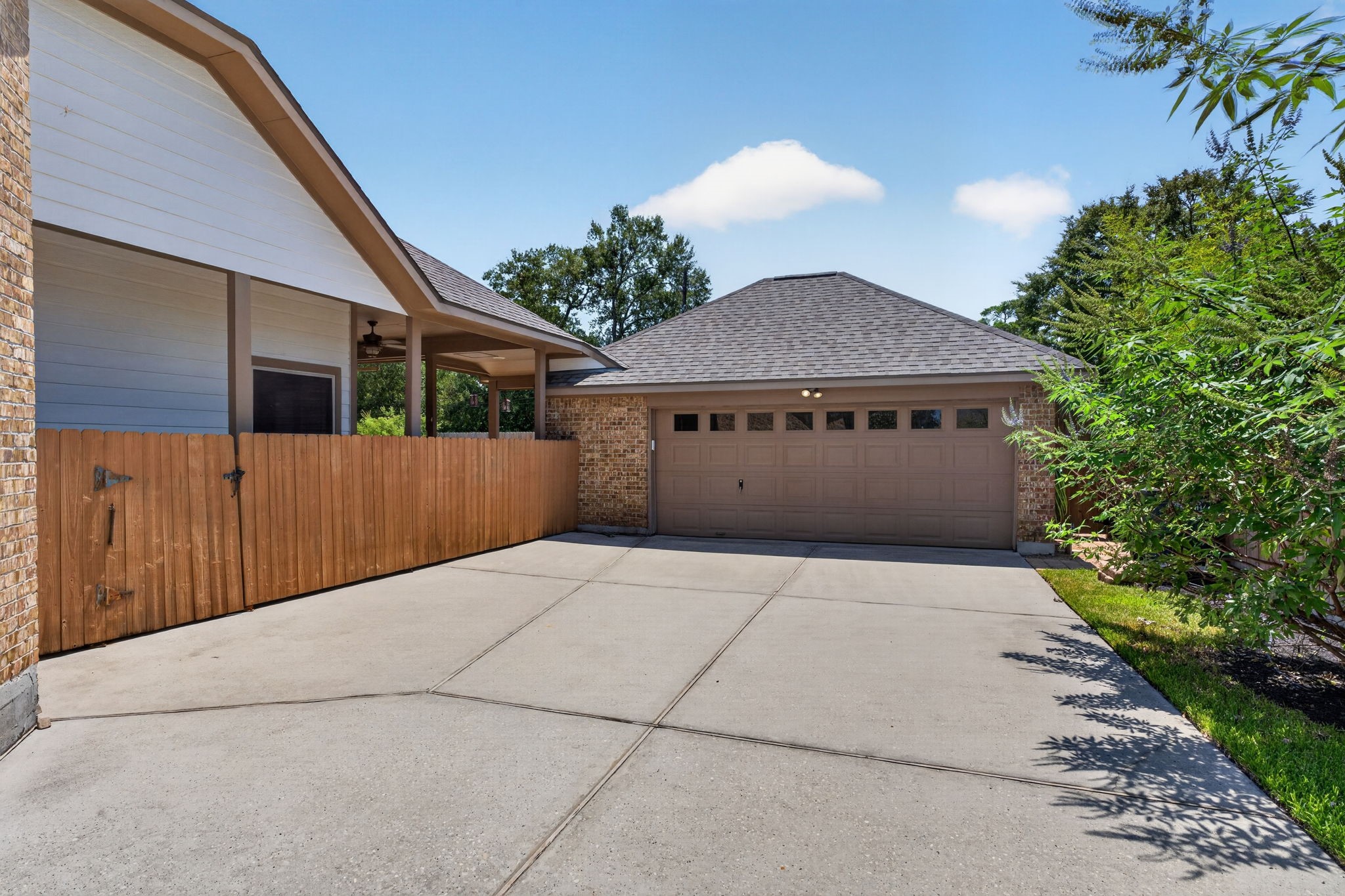 514 Oak Ridge Grove Circle Property Photo 4