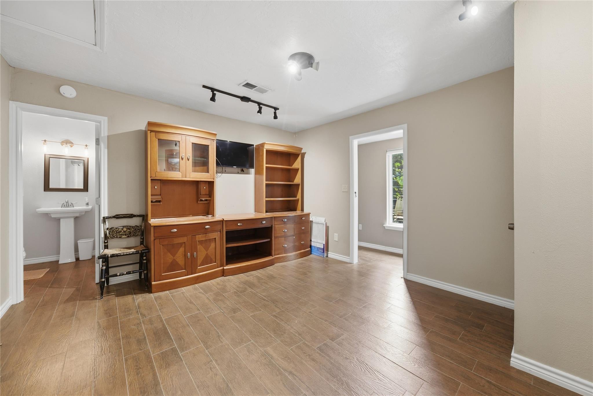 1052 Briar Crest Drive Property Photo 15