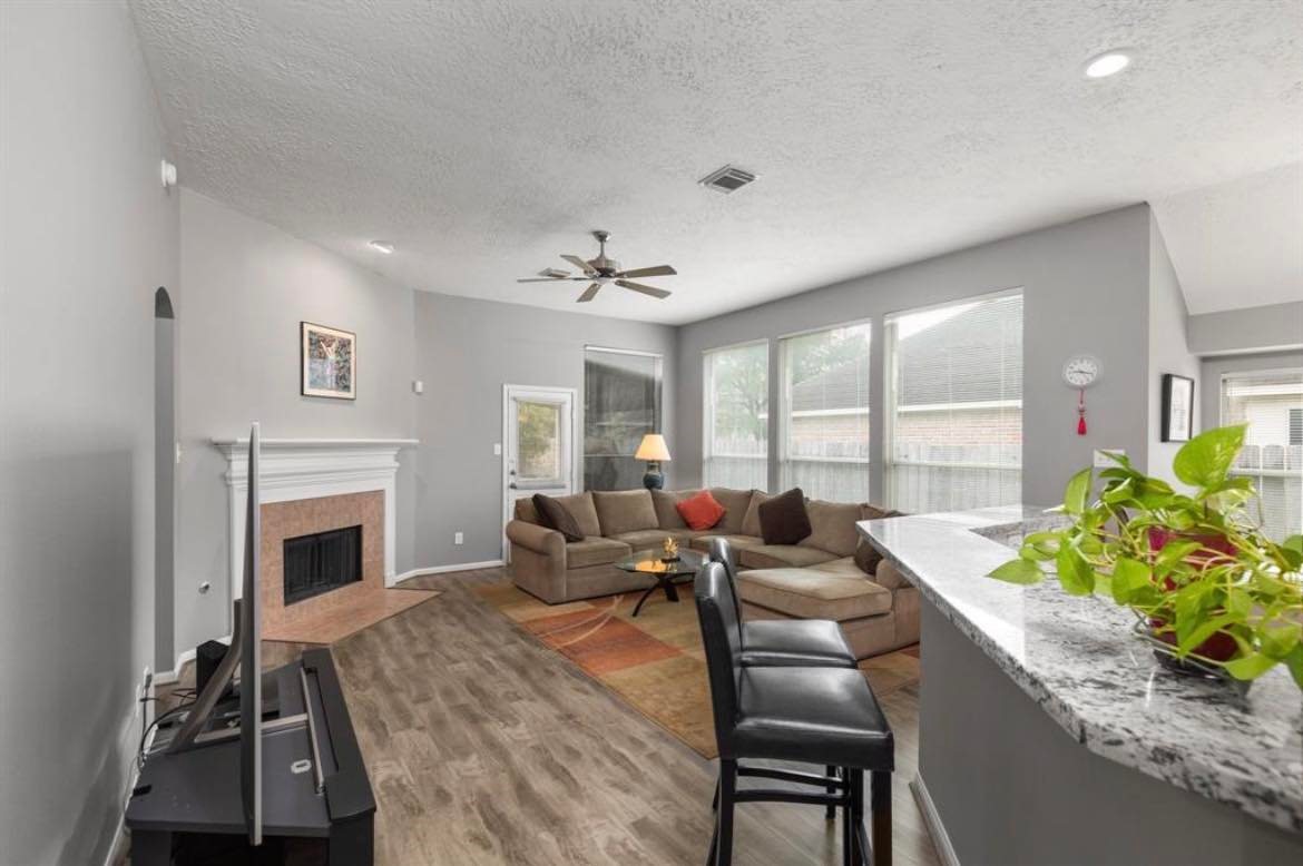 3827 Shady Breeze Drive Property Photo 6