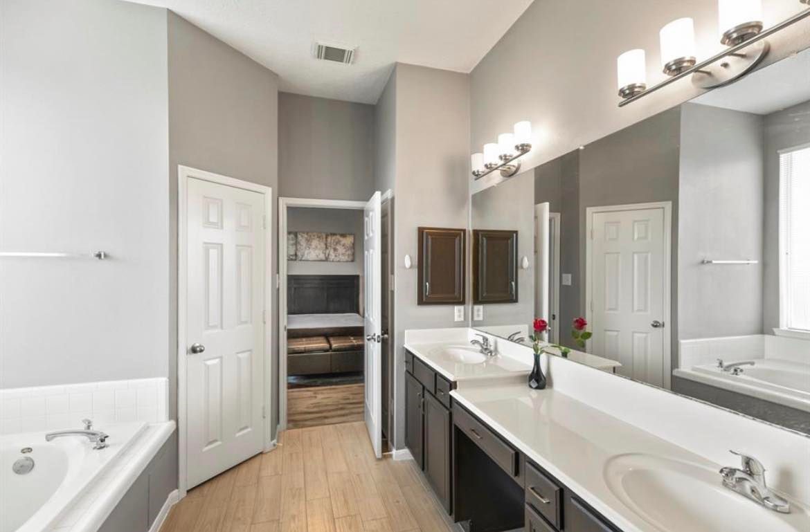 3827 Shady Breeze Drive Property Photo 7