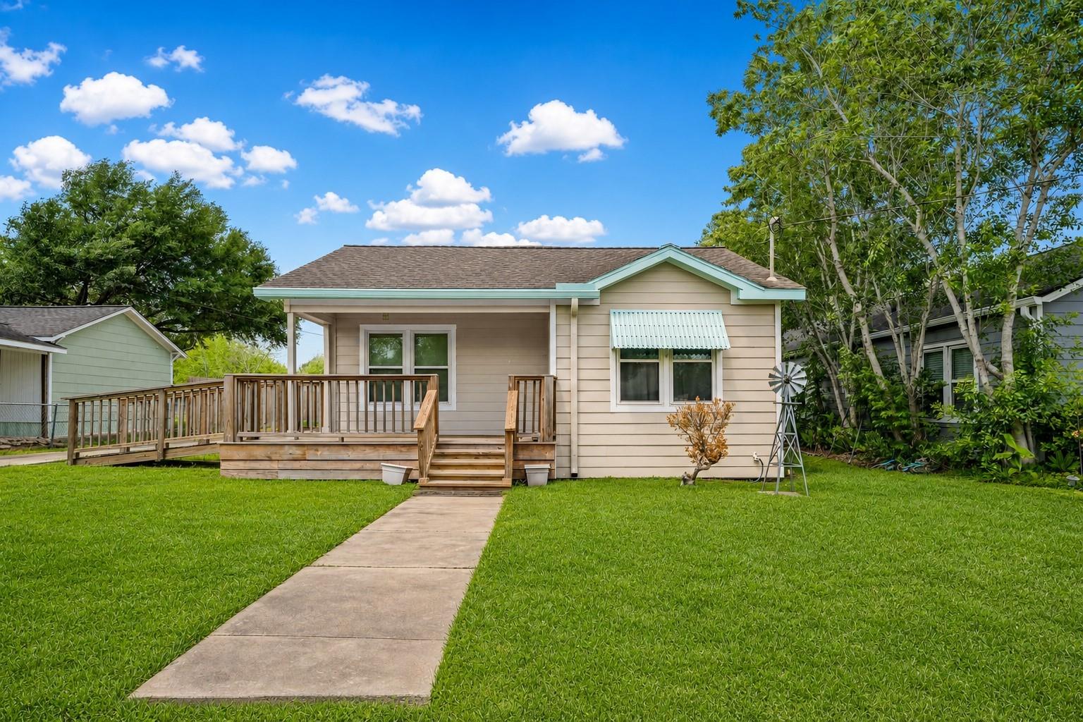 405 N College Street, Weimar Tx 78962 Property Photo 2