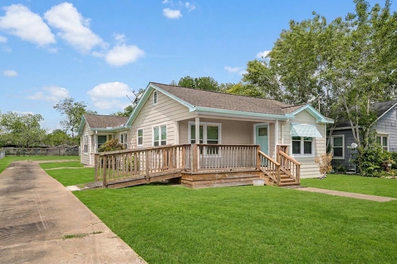 405 N College Street, Weimar Tx 78962 Property Photo 3