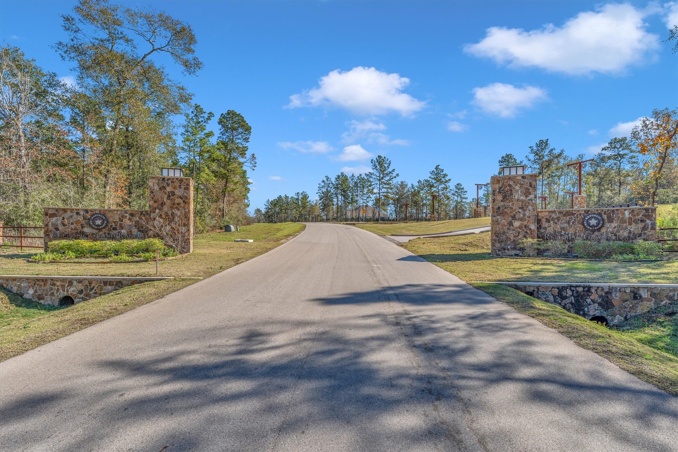 15750 Wood Grove Way Property Photo 2