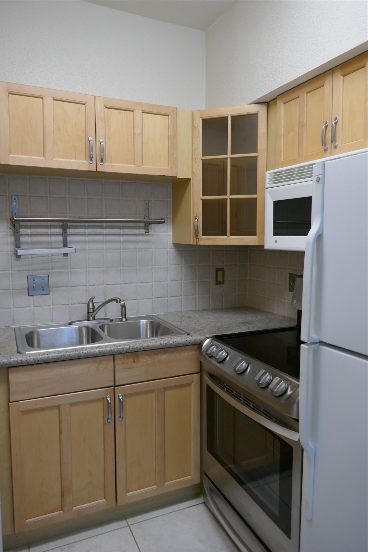 2100 Tanglewilde Street 261 Property Photo 5