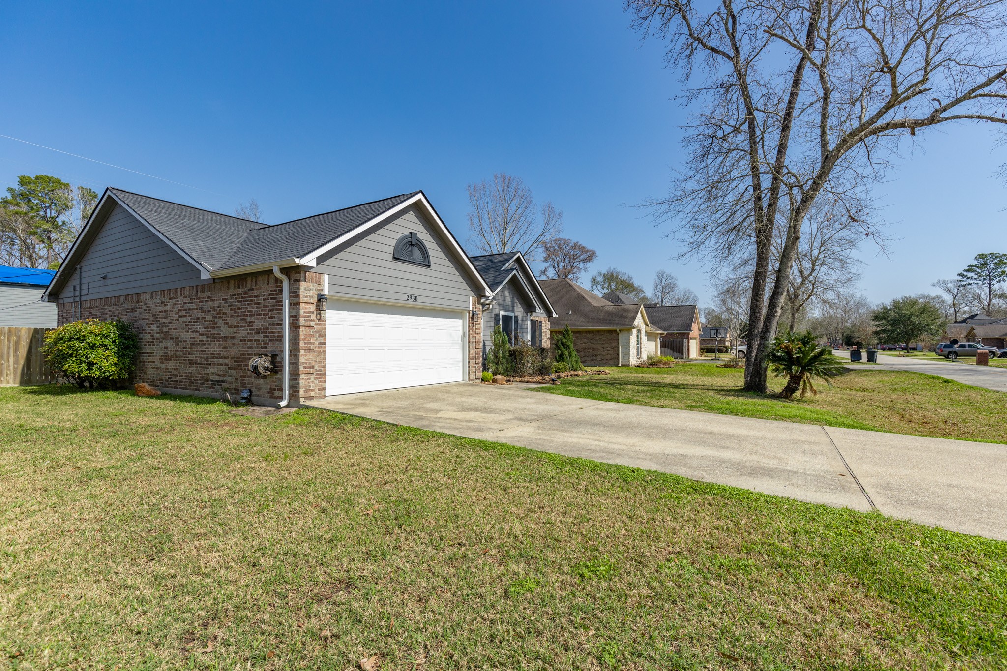 2930 Lake Breeze Lane Property Photo 3
