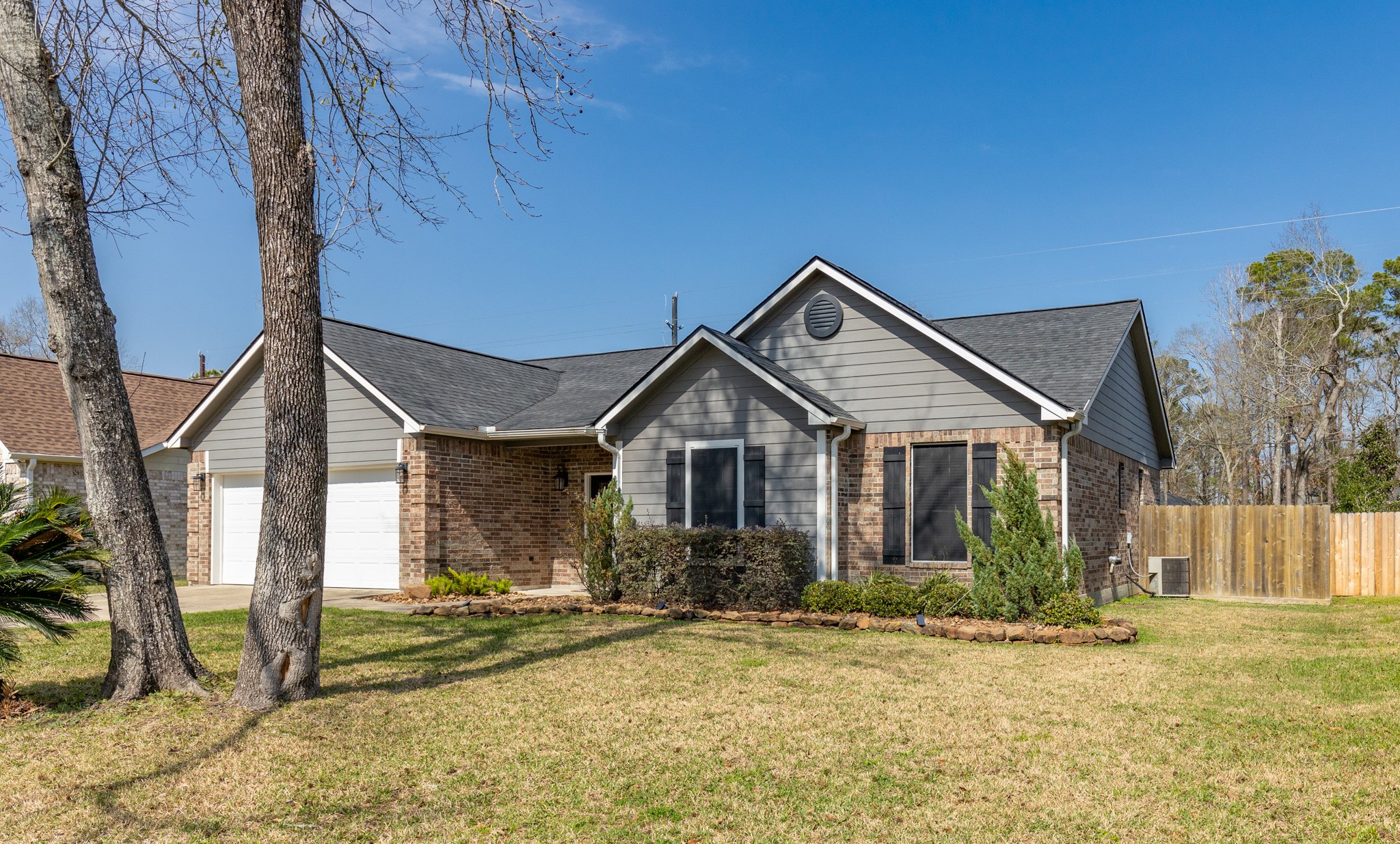 2930 Lake Breeze Lane Property Photo 4