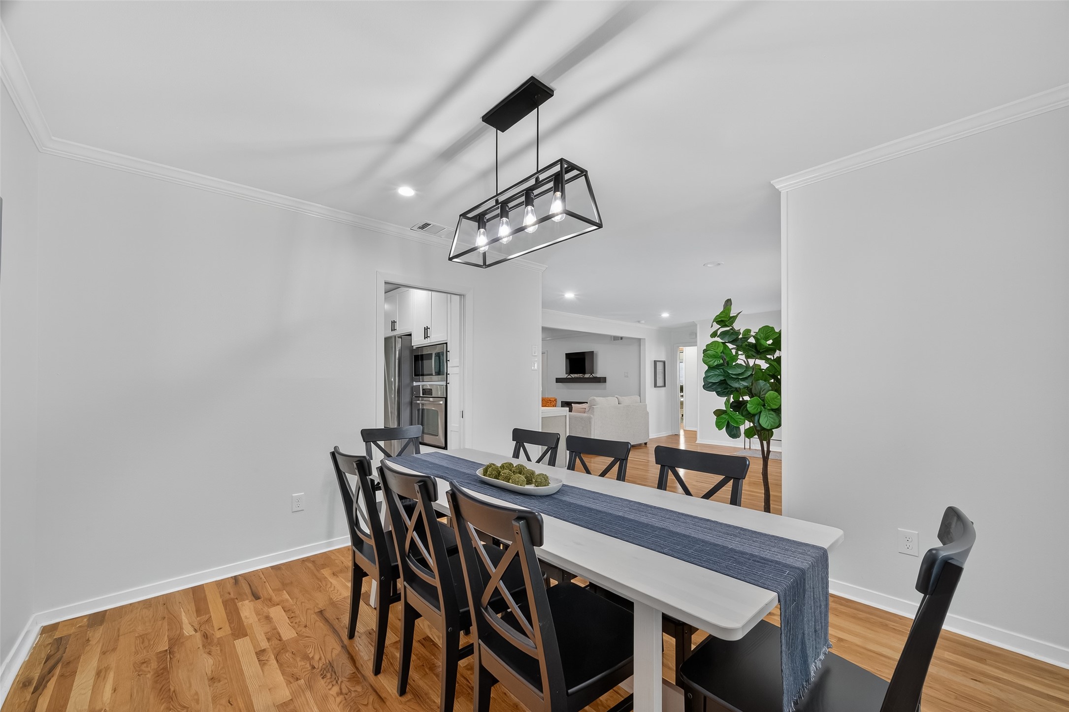 6822 Hartland Street Property Photo 9