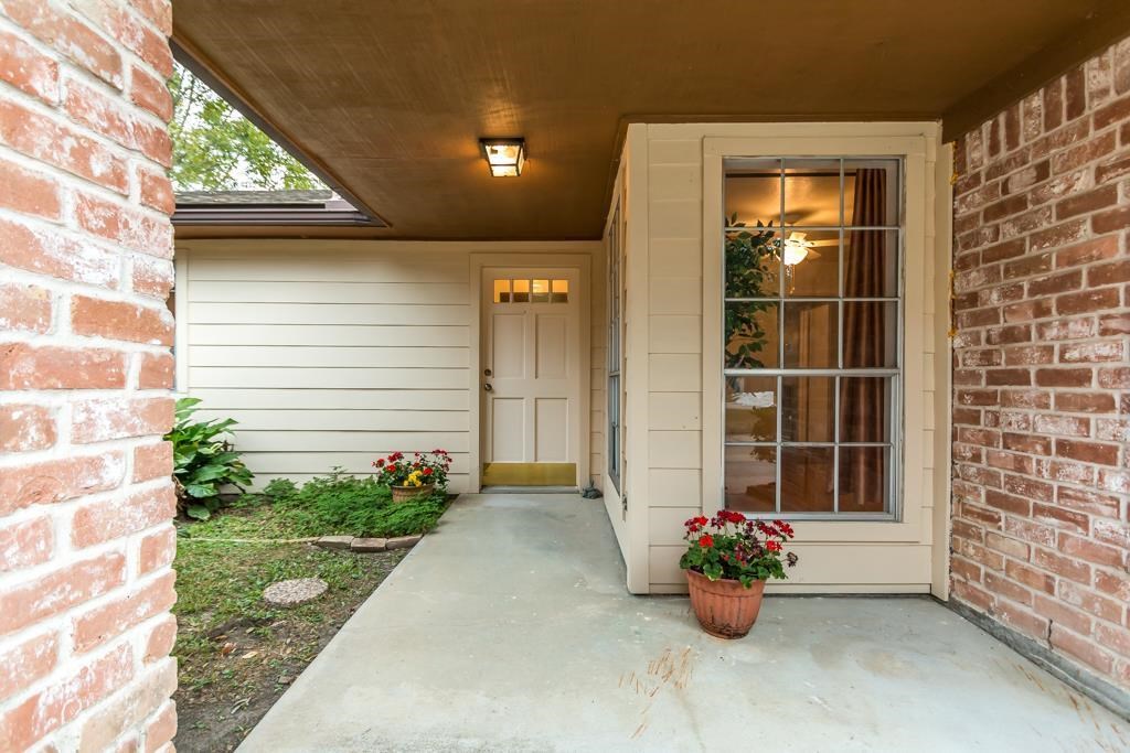 805 Thornwood Drive Property Photo 2