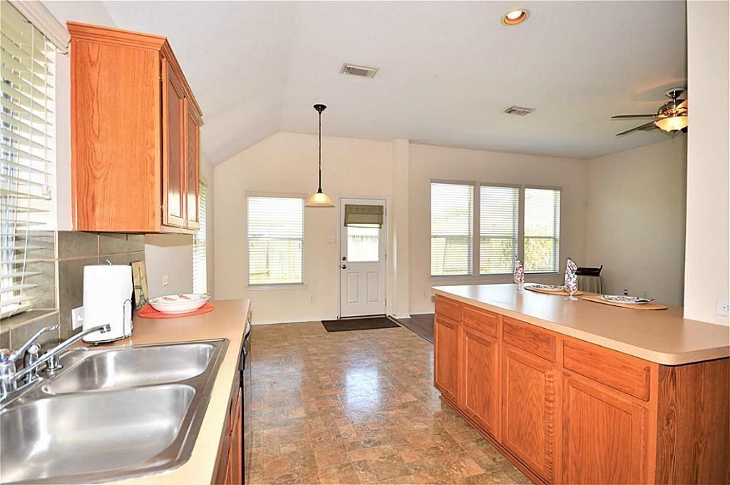 2608 Courtyard Lane Property Photo 4