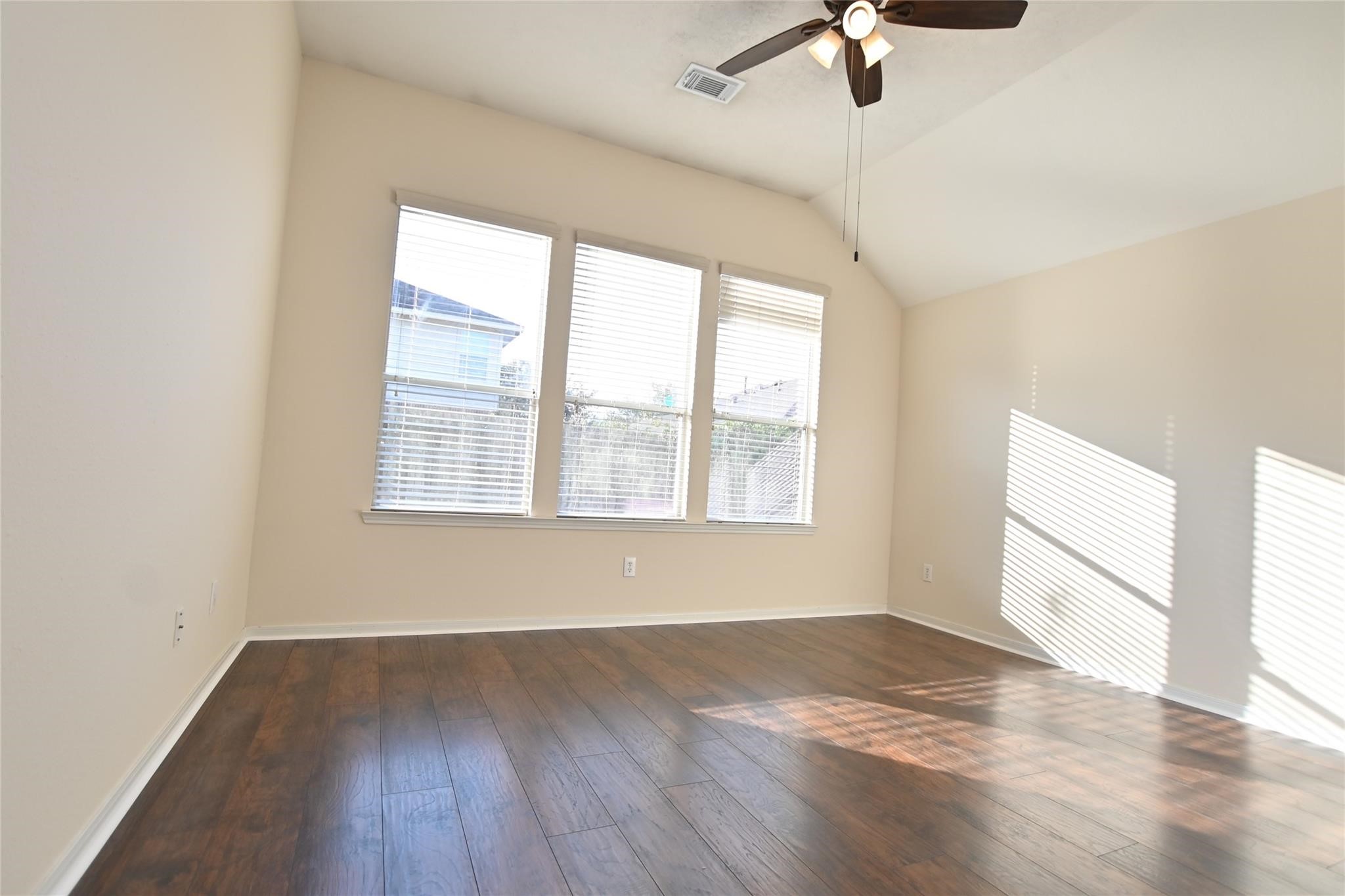 2608 Courtyard Lane Property Photo 8