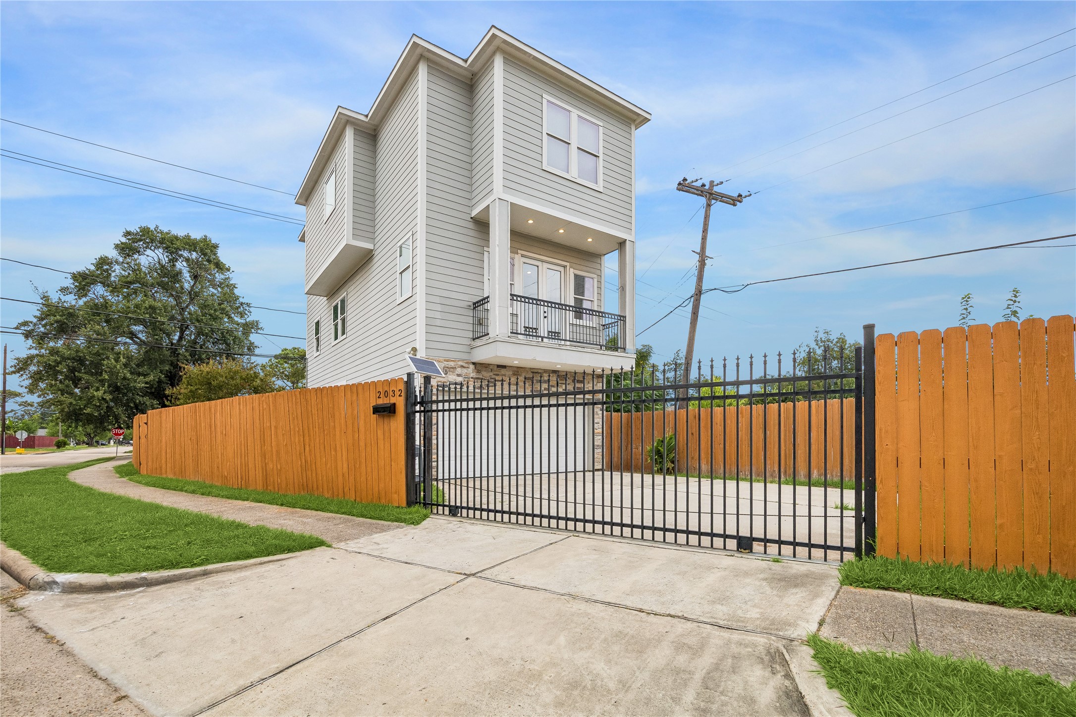 2032 Spenwick Drive Property Photo 1