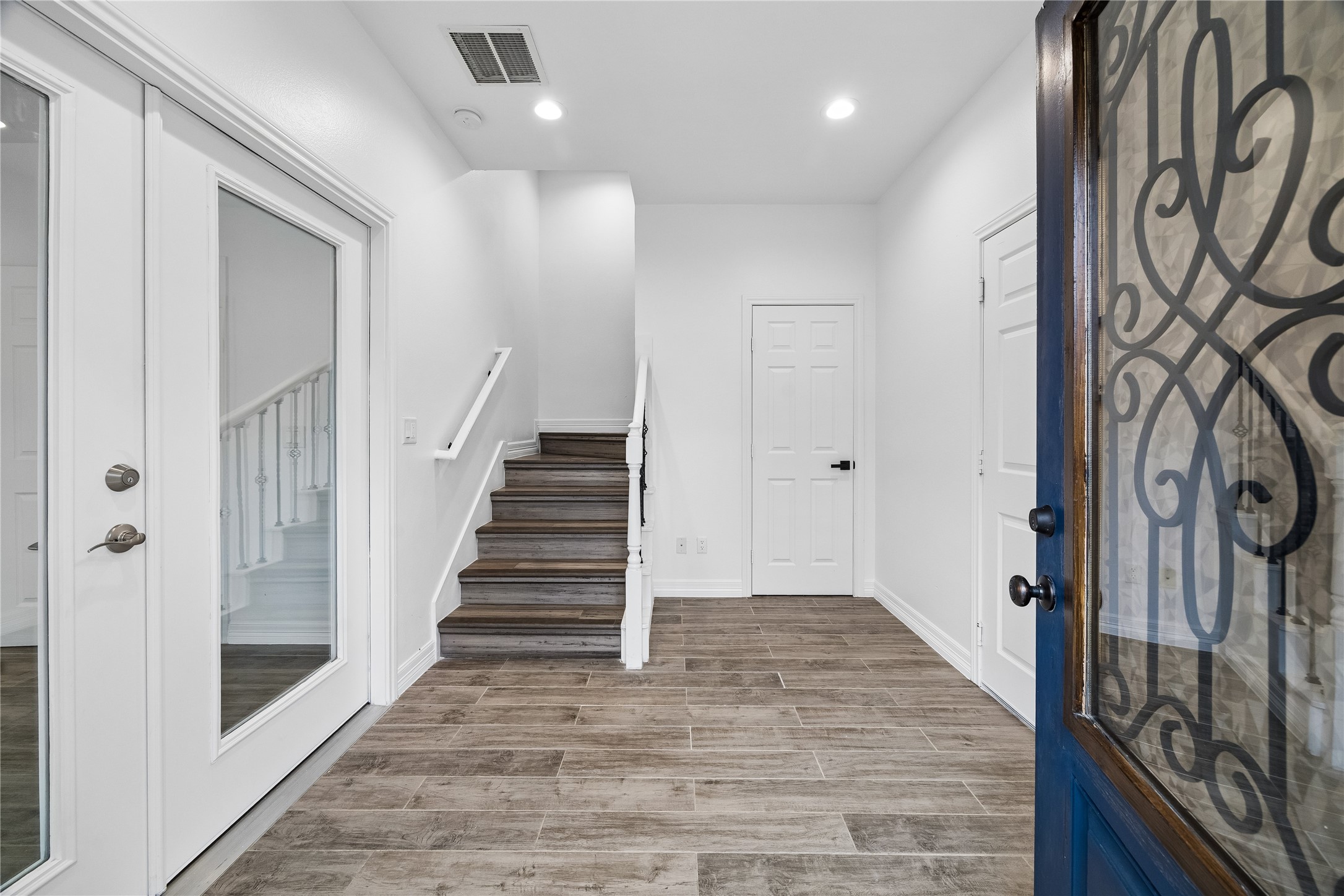 2032 Spenwick Drive Property Photo 2