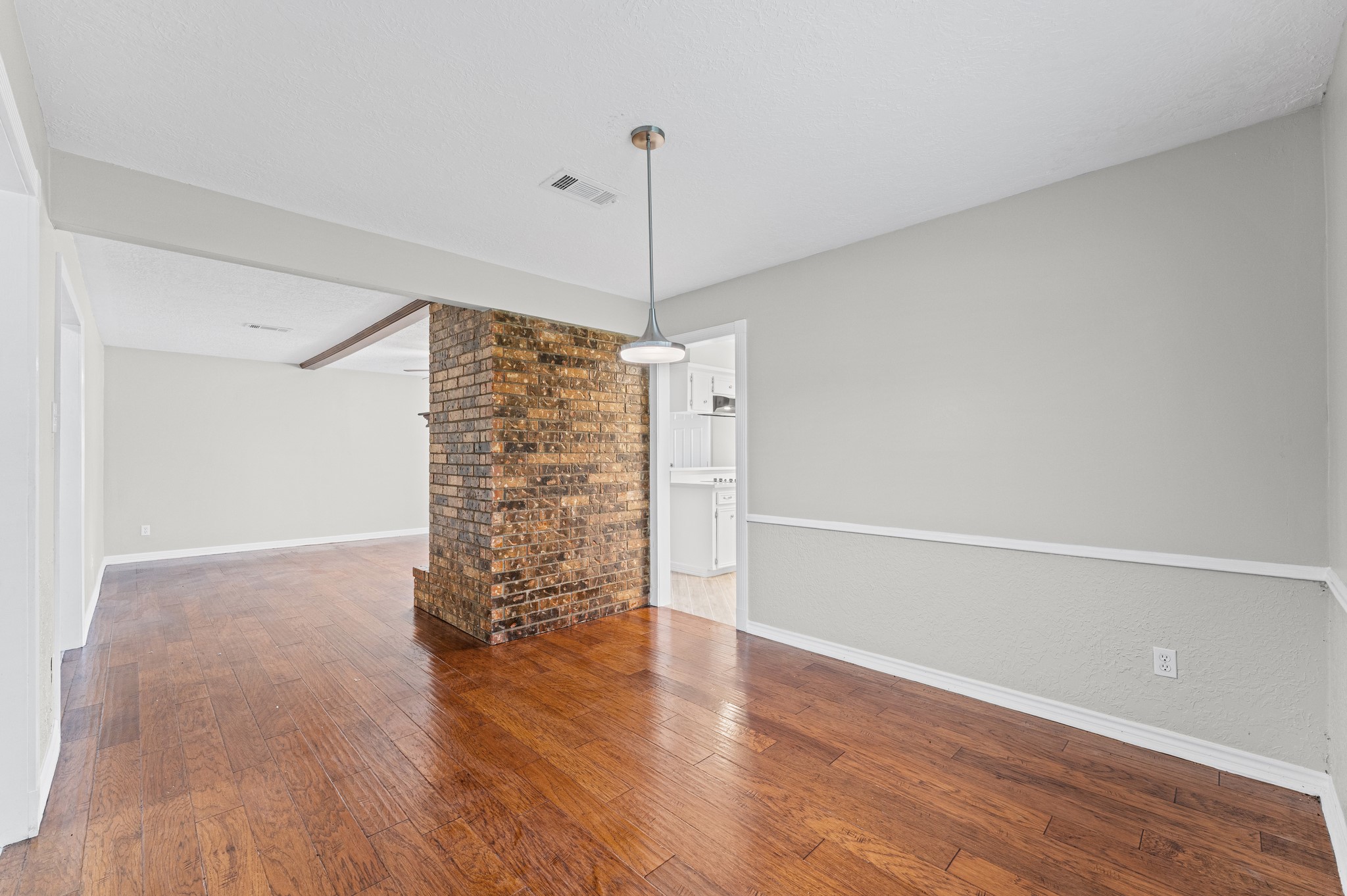 4205 Queenswood Street Property Photo 7