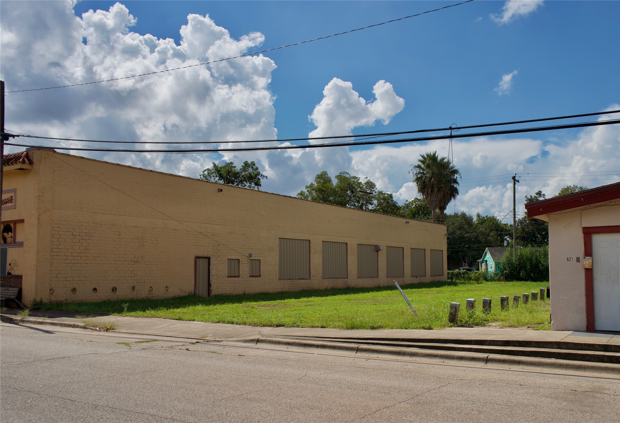 621 E Milam Street Property Photo 1