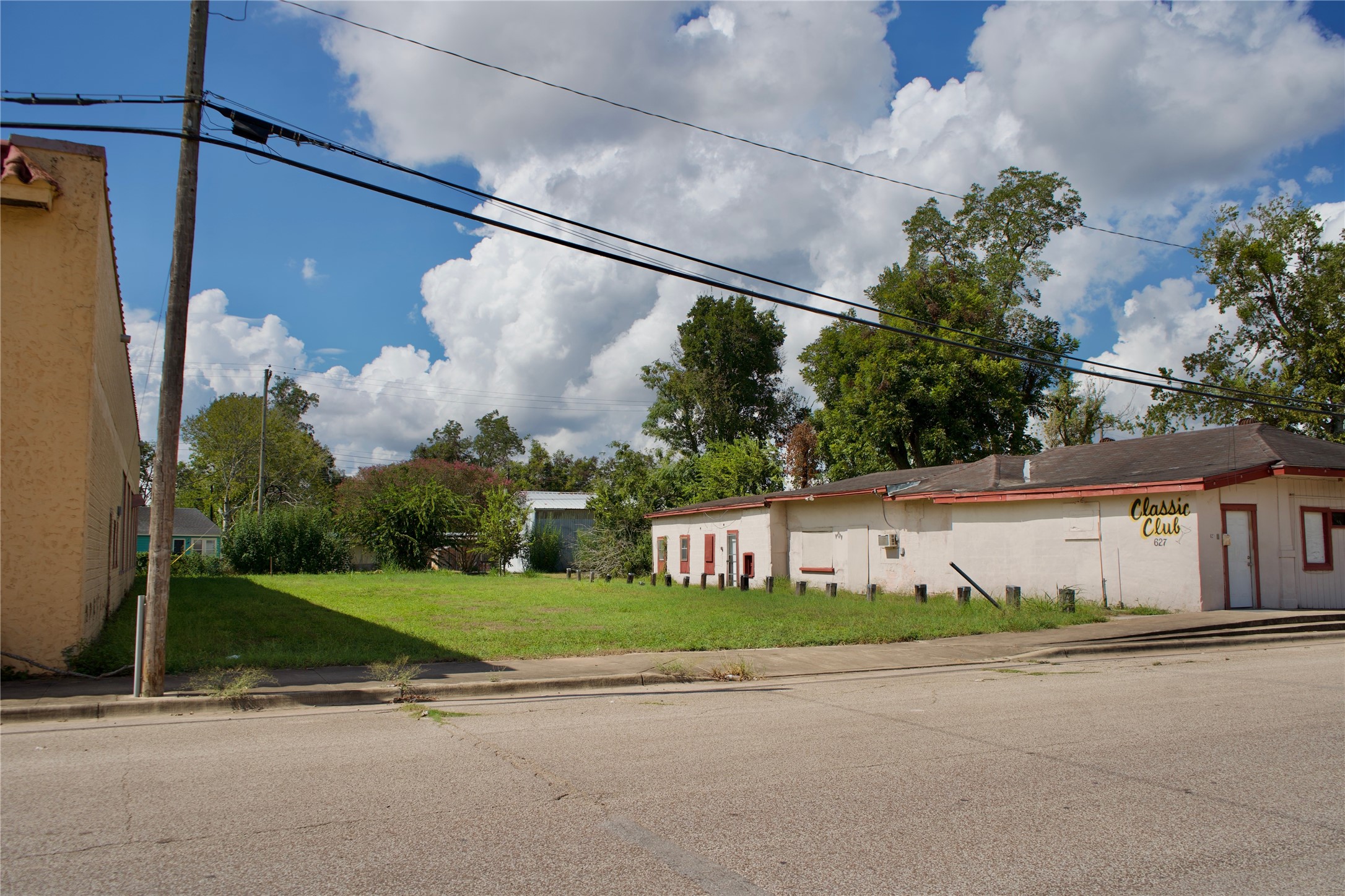 621 E Milam Street Property Photo 4