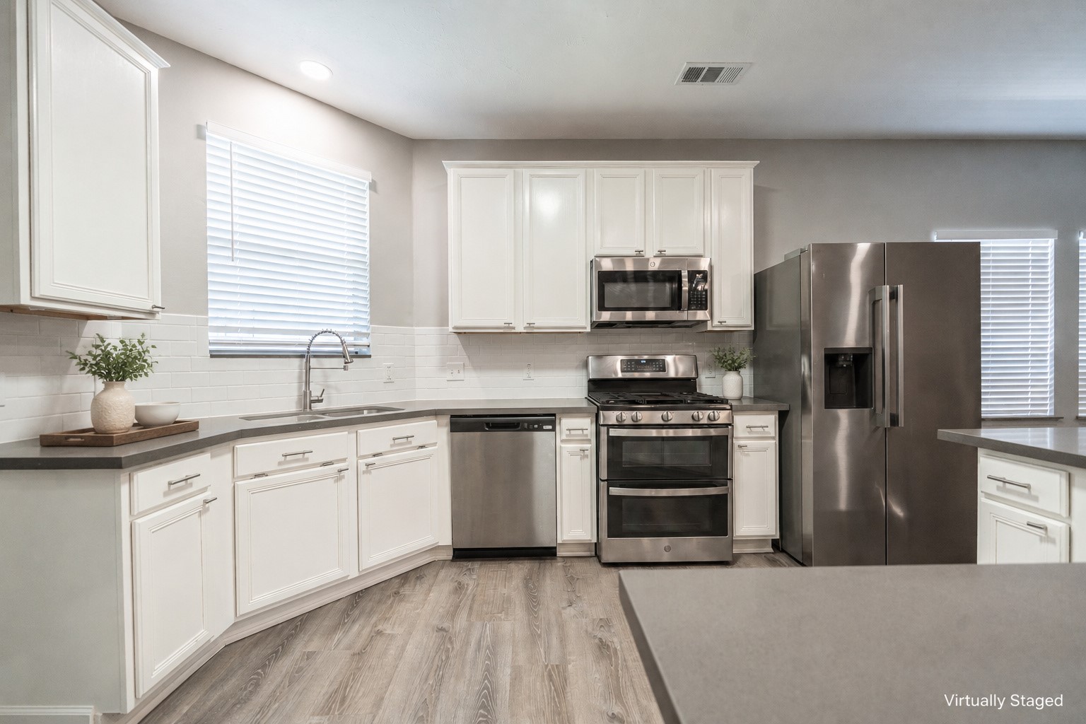 3143 W Hampton Drive Property Photo 6