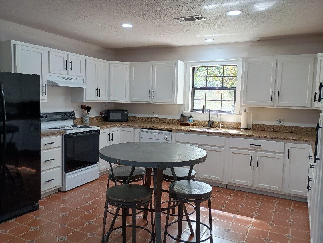 145 W Ivanhoe Drive Property Photo 1