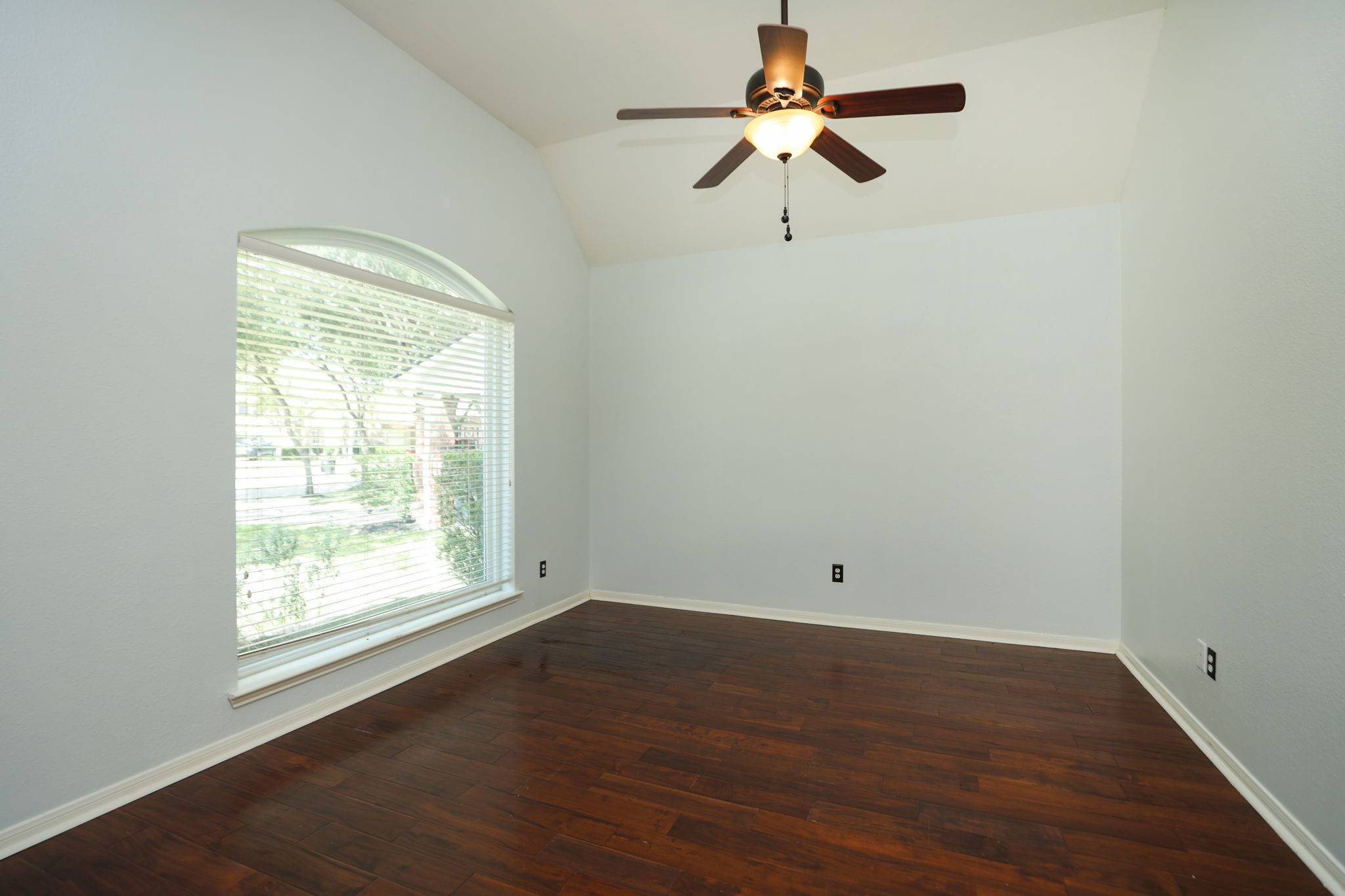 2215 Dorman Court Property Photo 6
