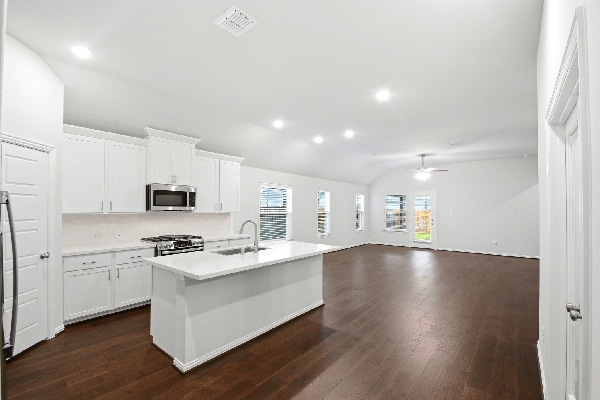 2106 Villa Flora Lane Property Photo 4