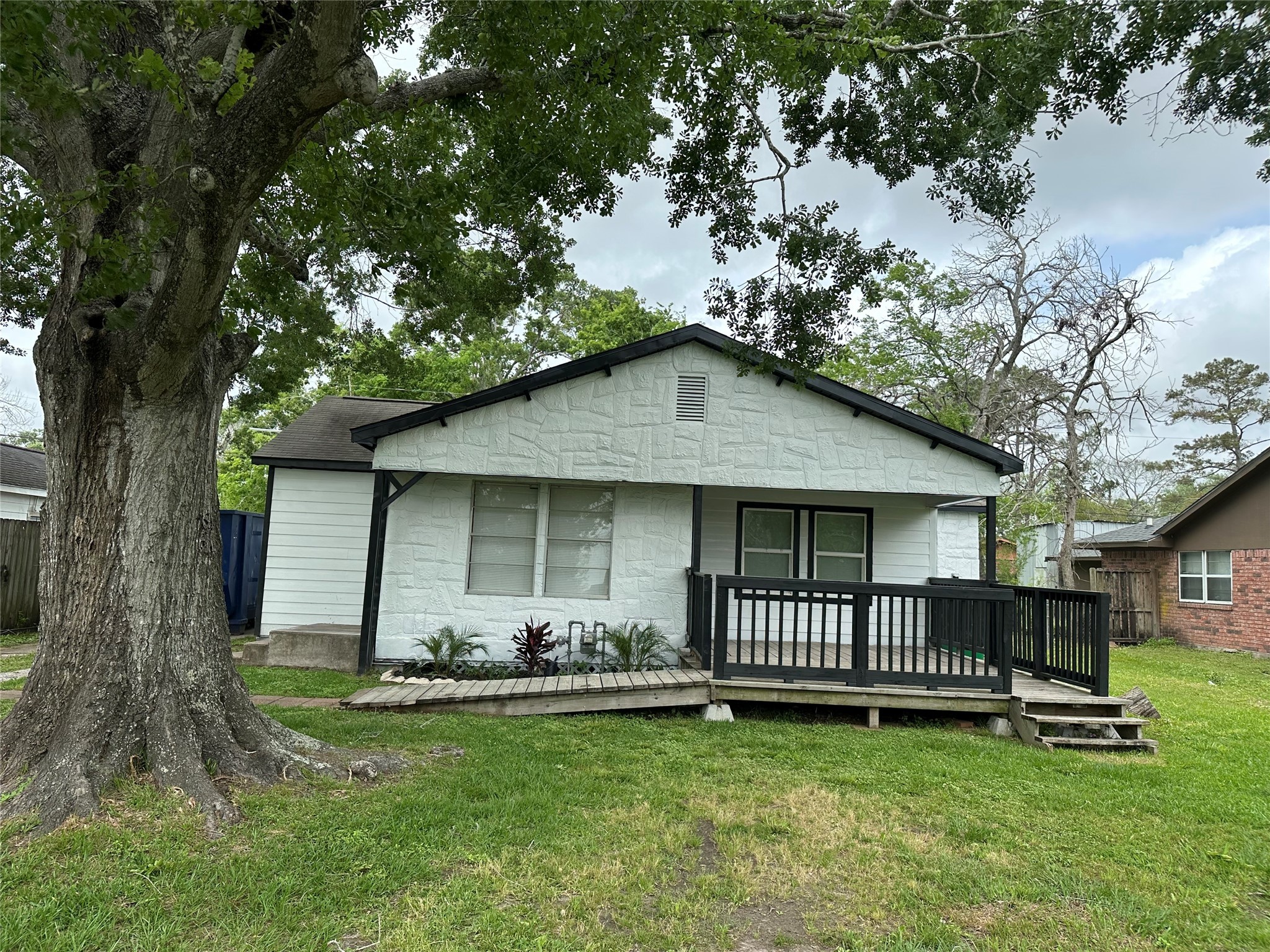 607 E Miller Street Property Photo 1