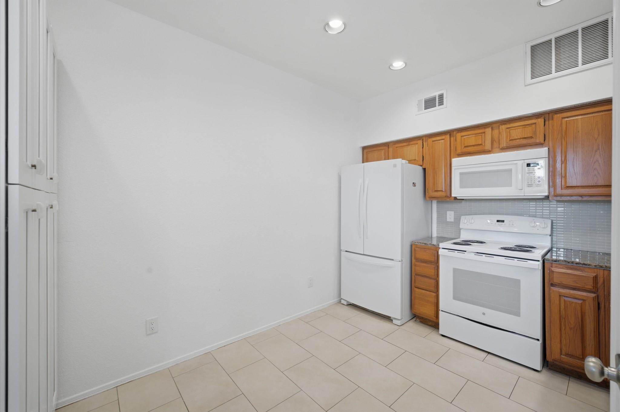 2011 Spenwick Drive 717 Property Photo 6