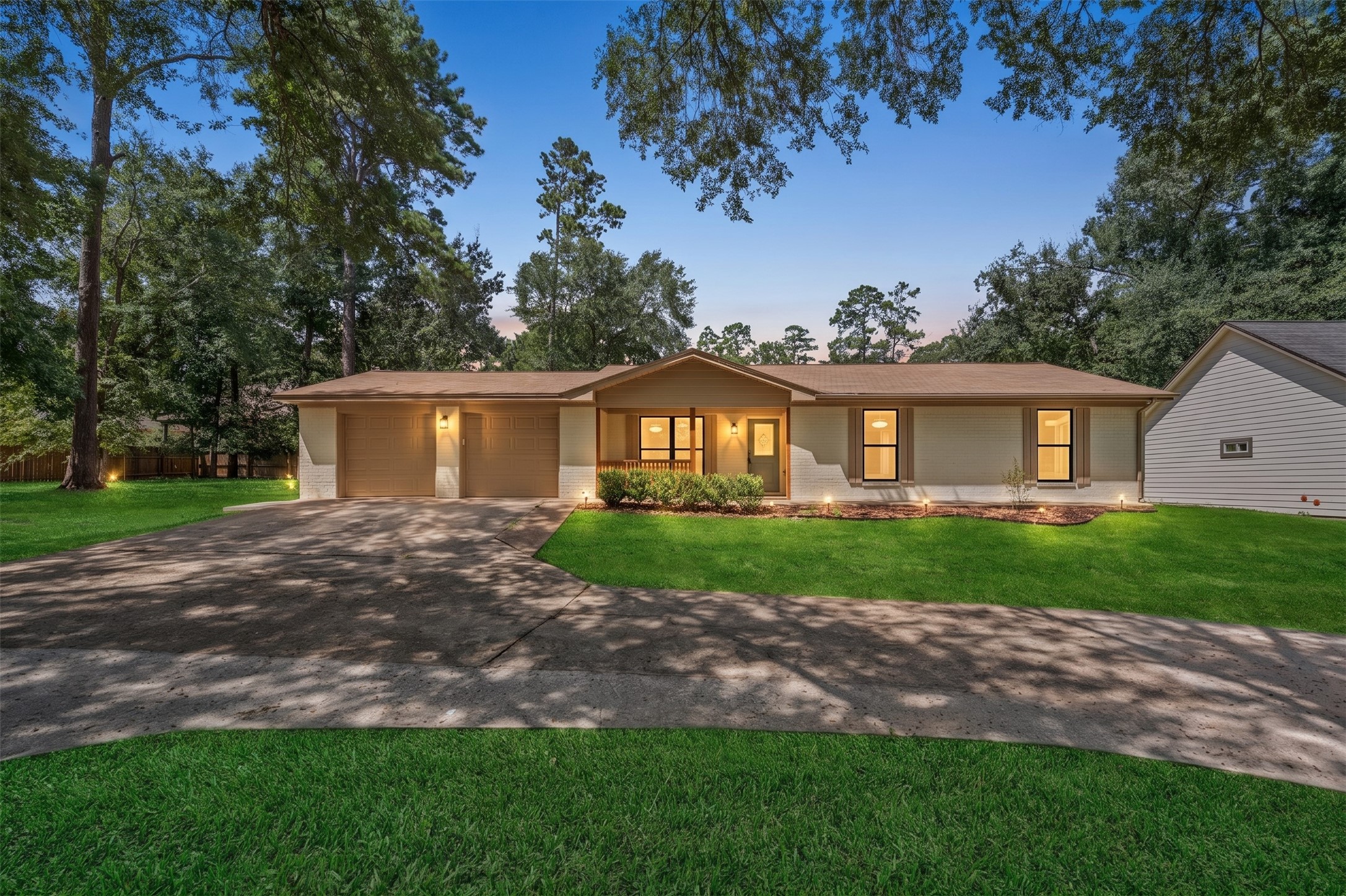 9096 N Comanche Circle Property Photo 1