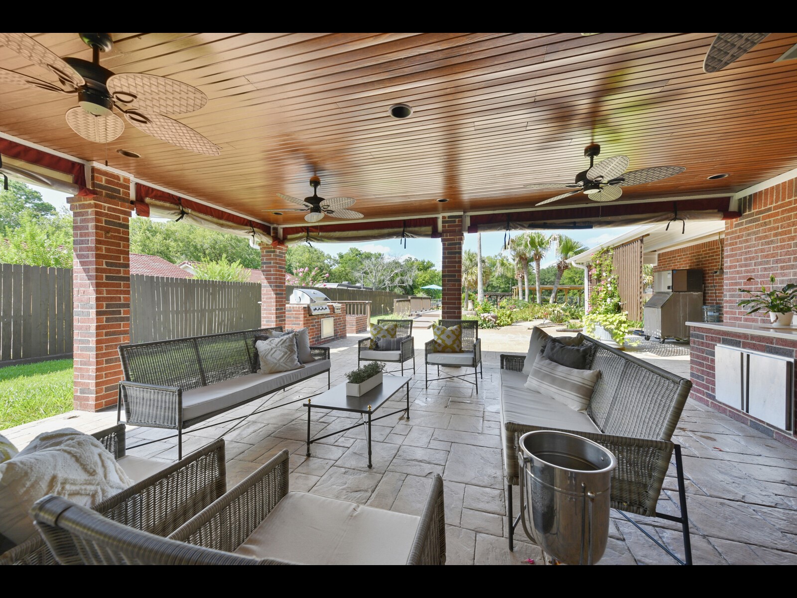 2204 Airline Drive Property Photo 1