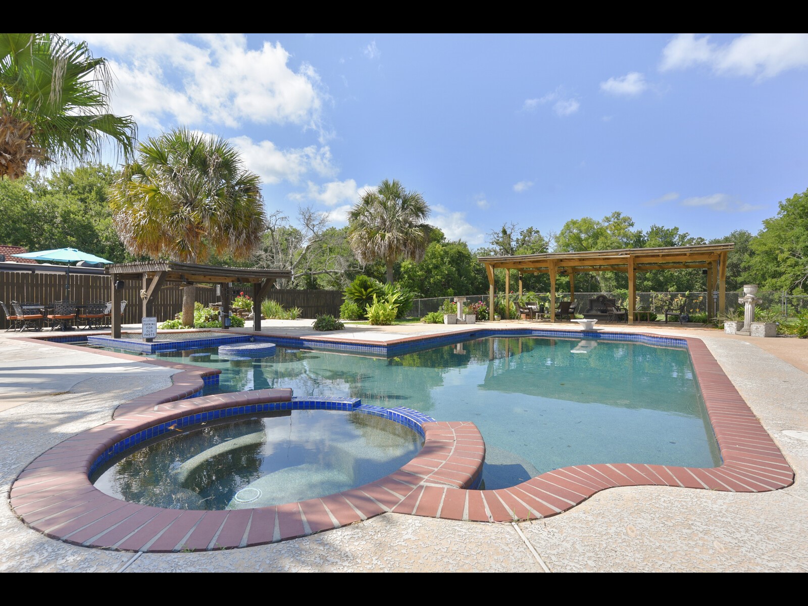 2204 Airline Drive Property Photo 2