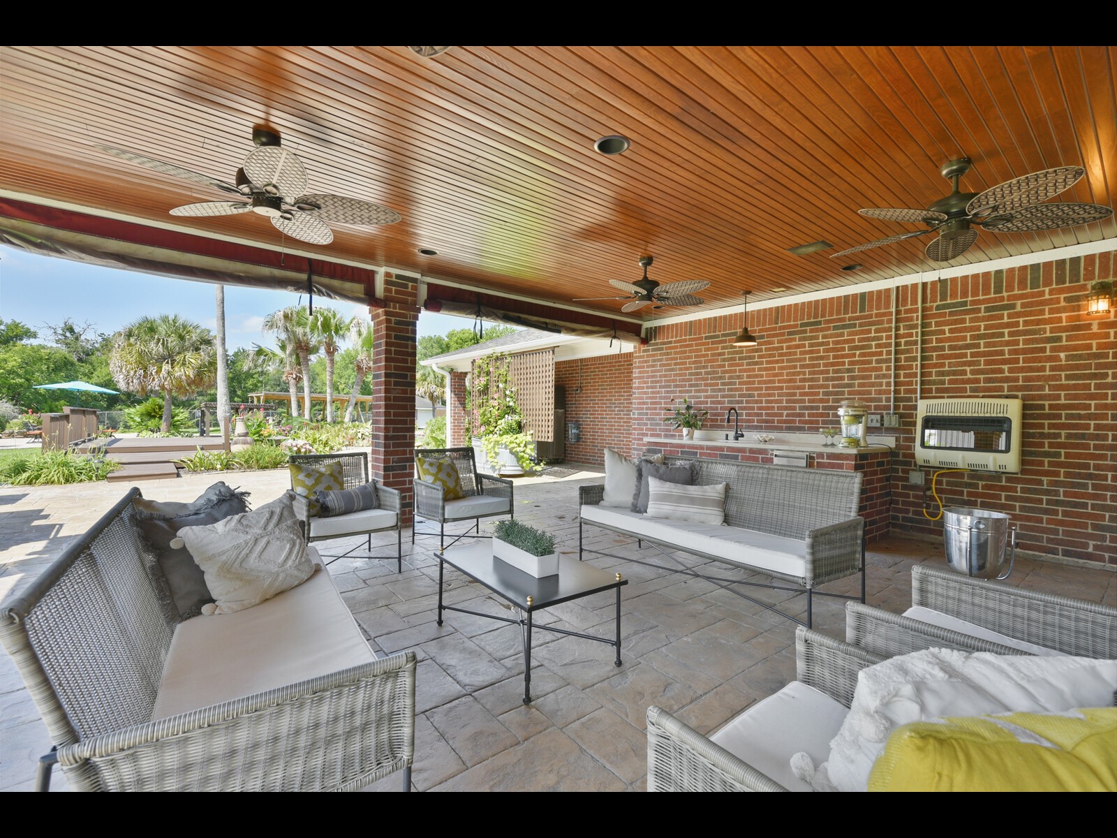2204 Airline Drive Property Photo 3