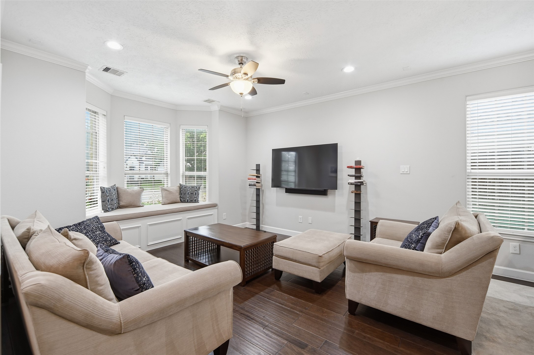 1427 Scharpe Street Property Photo 5