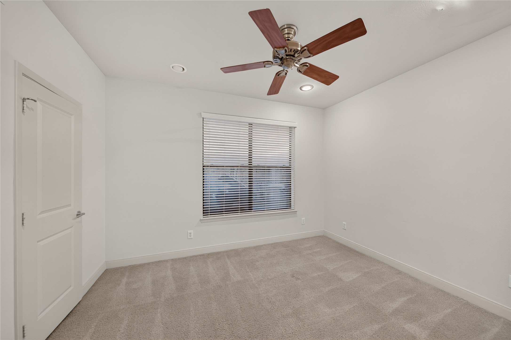 818 Lester Street Property Photo 8
