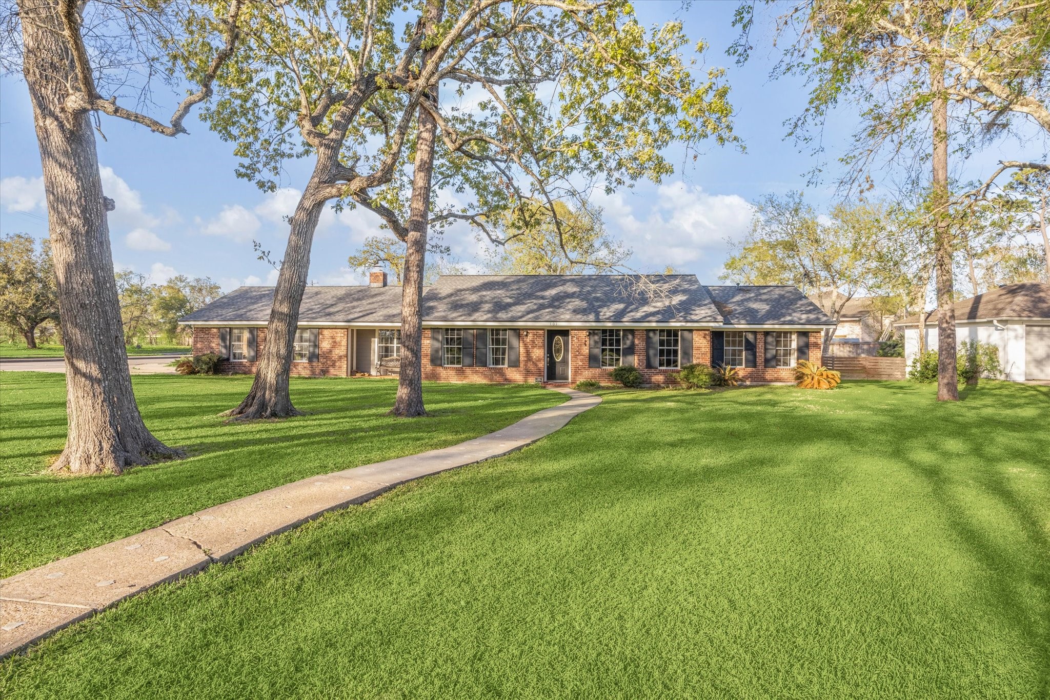 101 Royal Court Property Photo