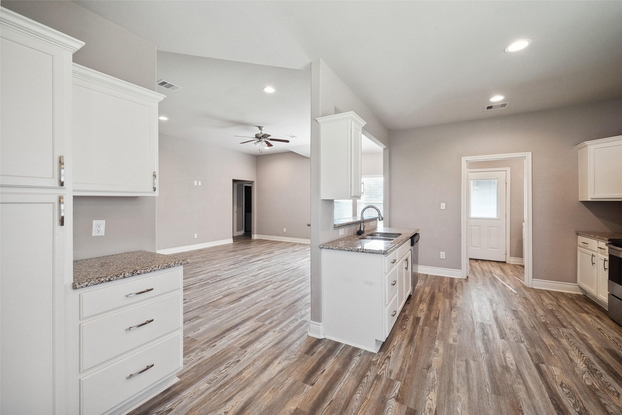 14103 Overstreet Drive Property Photo 7