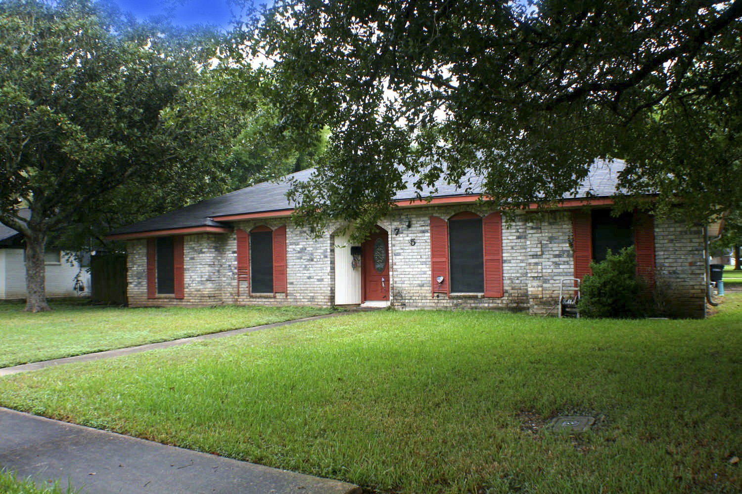 705 Sycamore Street S Property Photo 2