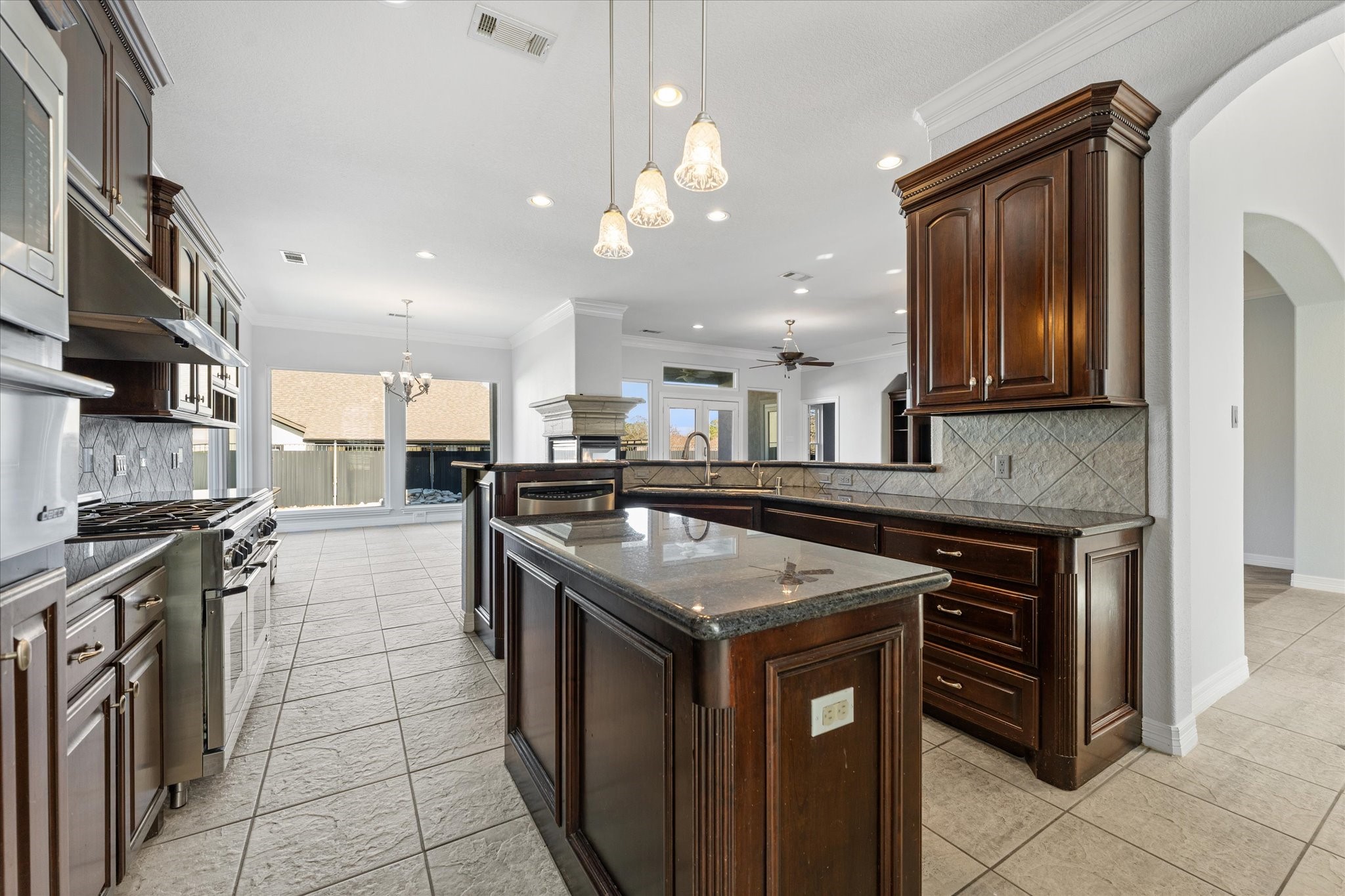 98 Victoria Drive W Property Photo 8