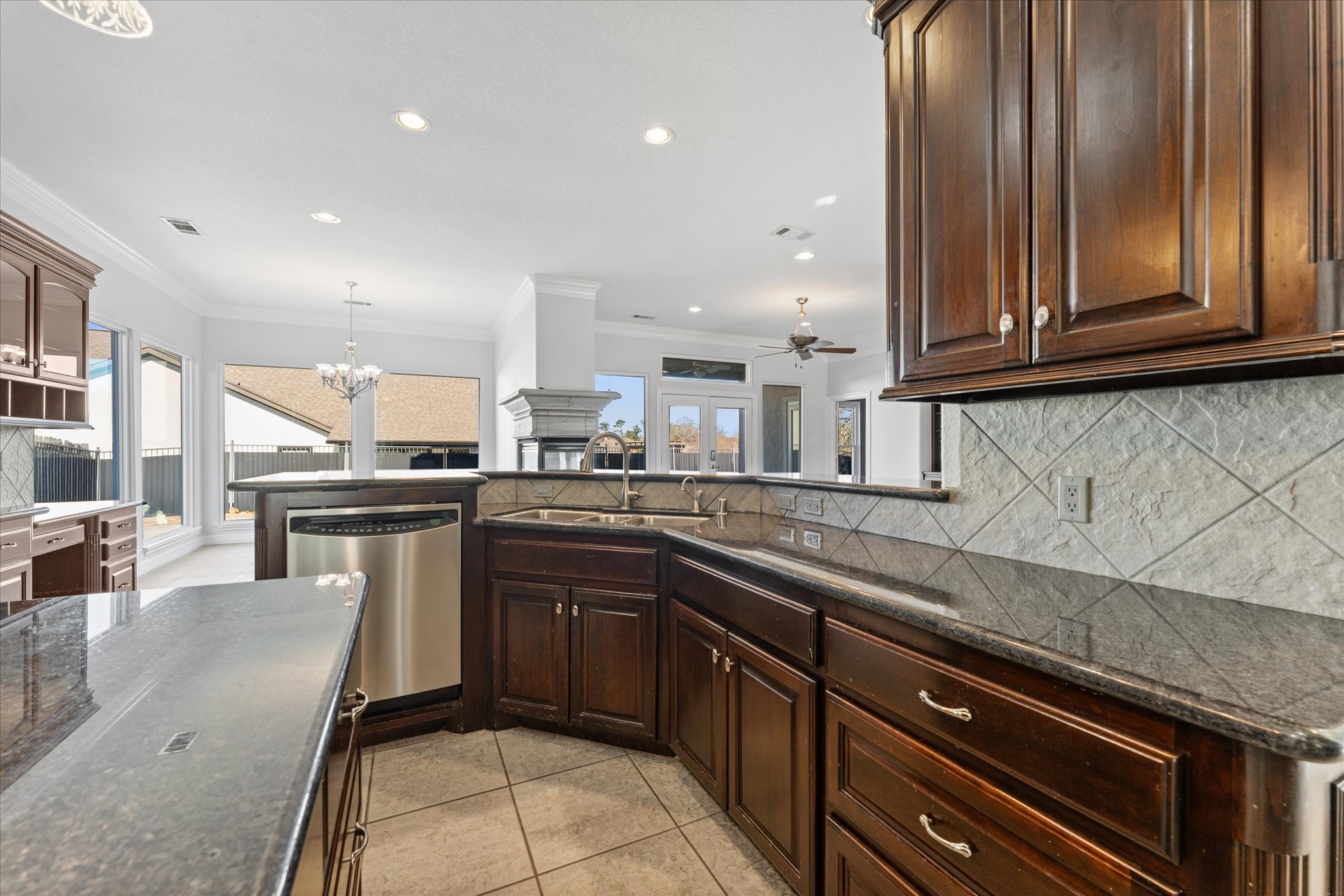 98 Victoria Drive W Property Photo 9